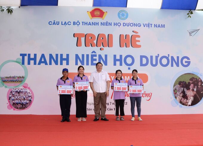 Ông Dương Tấn Hải - Chủ tịch Hội đồng Họ Dương thành phố Cần Thơ trao bảng tượng trưng cho thanh niên Họ Dương tiêu biểu.