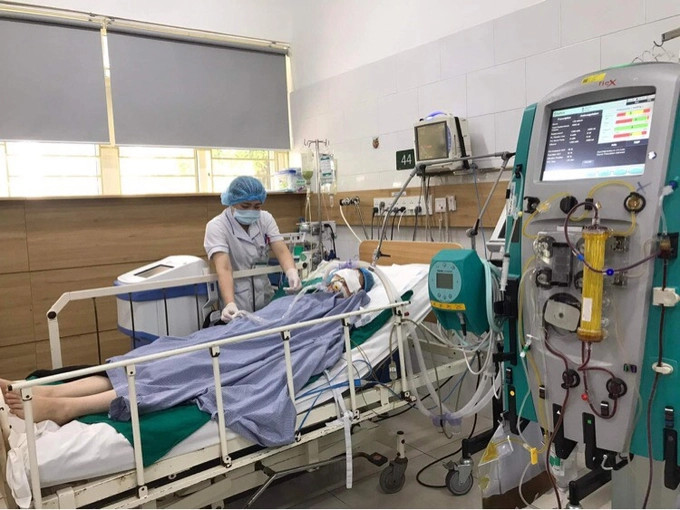 Cô gái bị tổn thương não, hôn mê sâu và rơi vào tình trạng rất nguy kịch đang được cấp cứu tại Trung tâm Chống độc Bệnh viện Bạch Mai