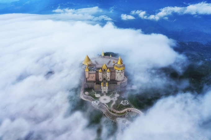 Lâu đài Mặt Trăng ẩn hiện giữa mây trời Bà Nà như đưa du khách lạc bước vào thế giới cổ tích.