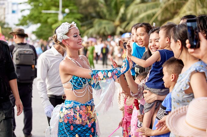 Lễ hội Carnival đường phố thổi bùng “sức nóng” cho thành phố du lịch biển Sầm Sơn.