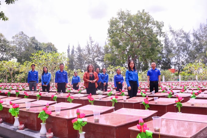 Đoàn viên Đoàn cơ sở Sở LĐTBXH thành phố Cần Thơ thăm viếng Nghĩa trang liệt sĩ thành phố.