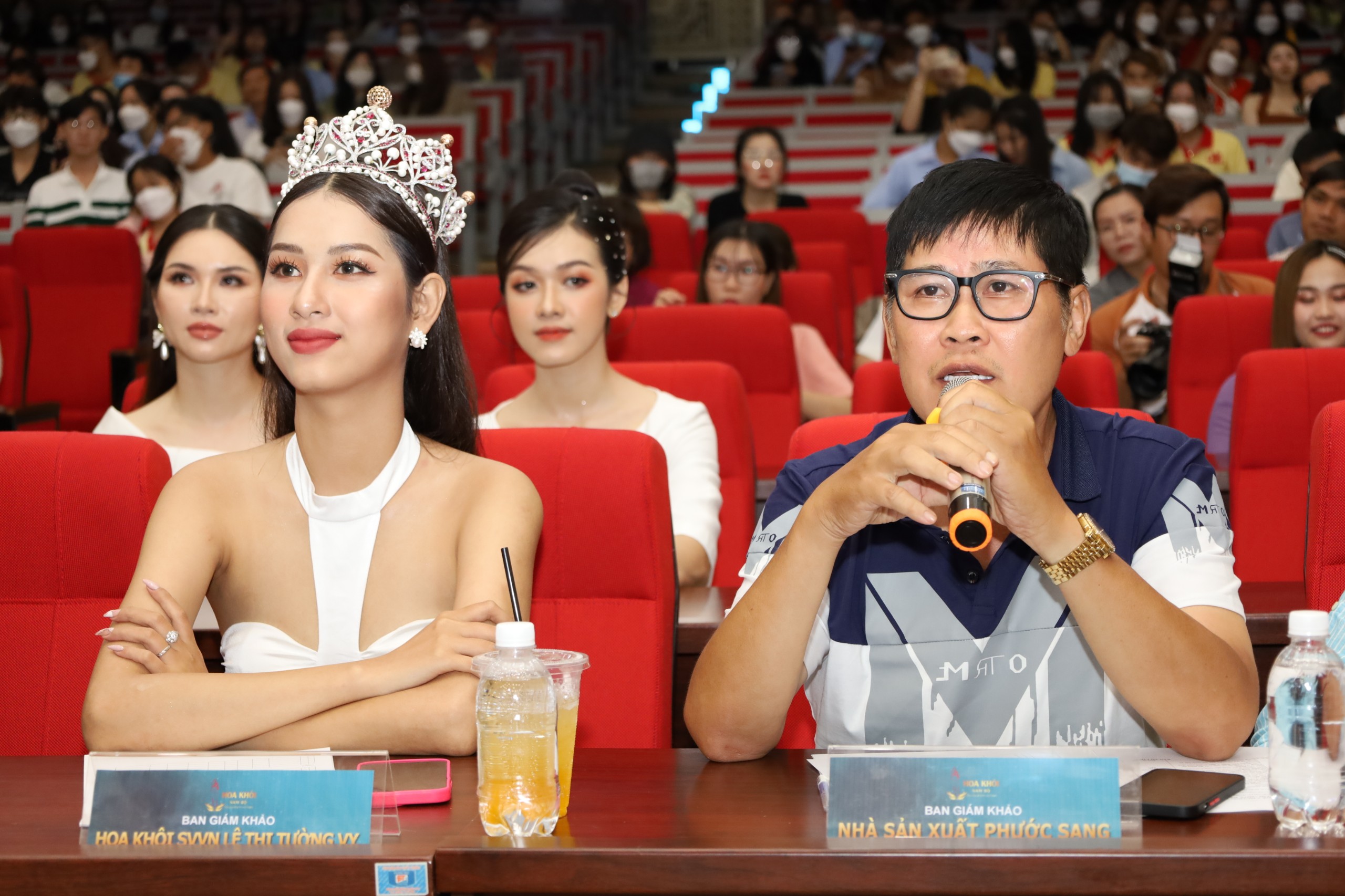 Nhà sản xuất phim Phước Sang đặt câu hỏi cho thí sinh.