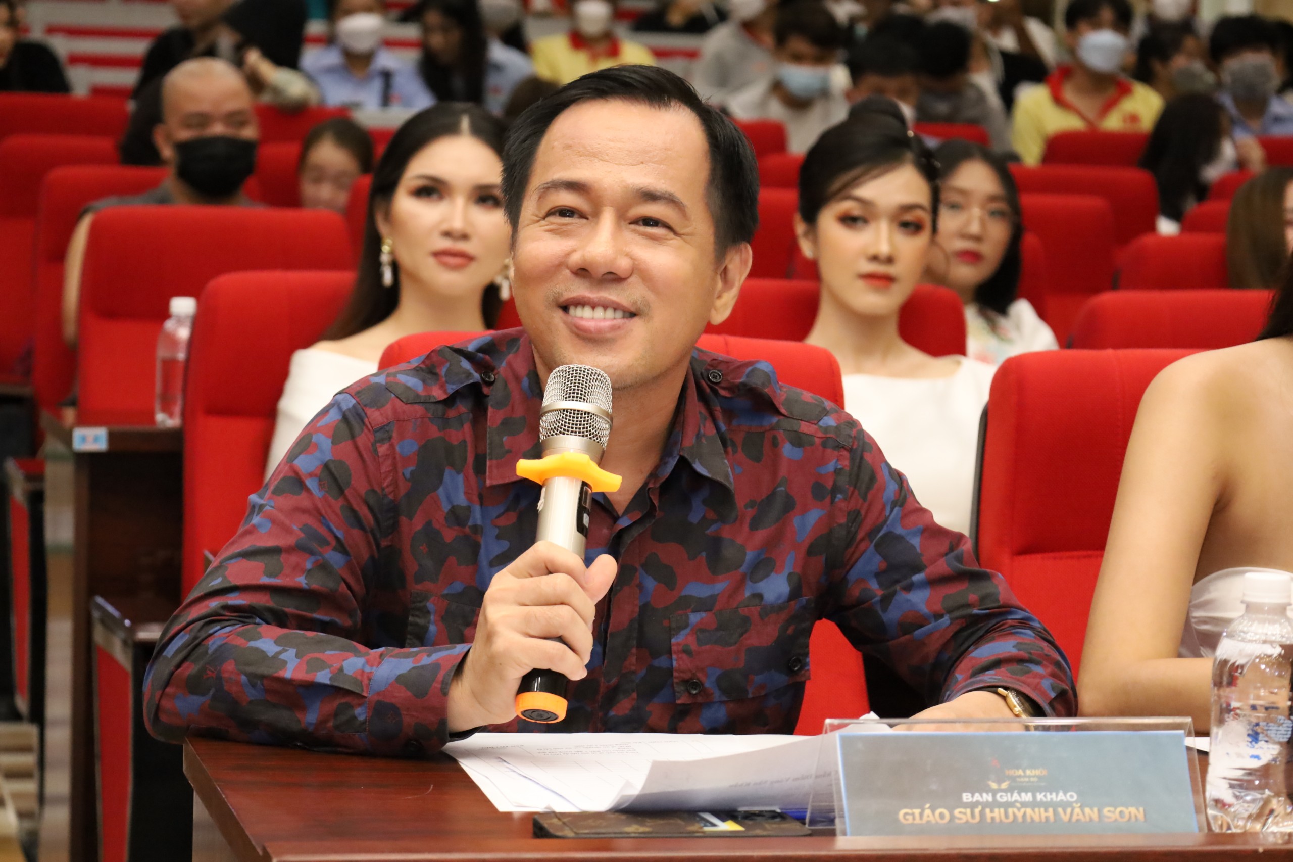 Giáo sư Huỳnh Văn Sơn - Hiệu trưởng Trường Đại học Sư phạm TP. Hồ Chí Minh đặt câu hỏi cho thí sinh.