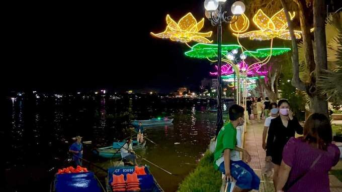 Phố đi bộ Ninh Kiều thu hút rất nhiều du khách trong và ngoài nước. Ảnh: FB Phố đi bộ Ninh Kiều.