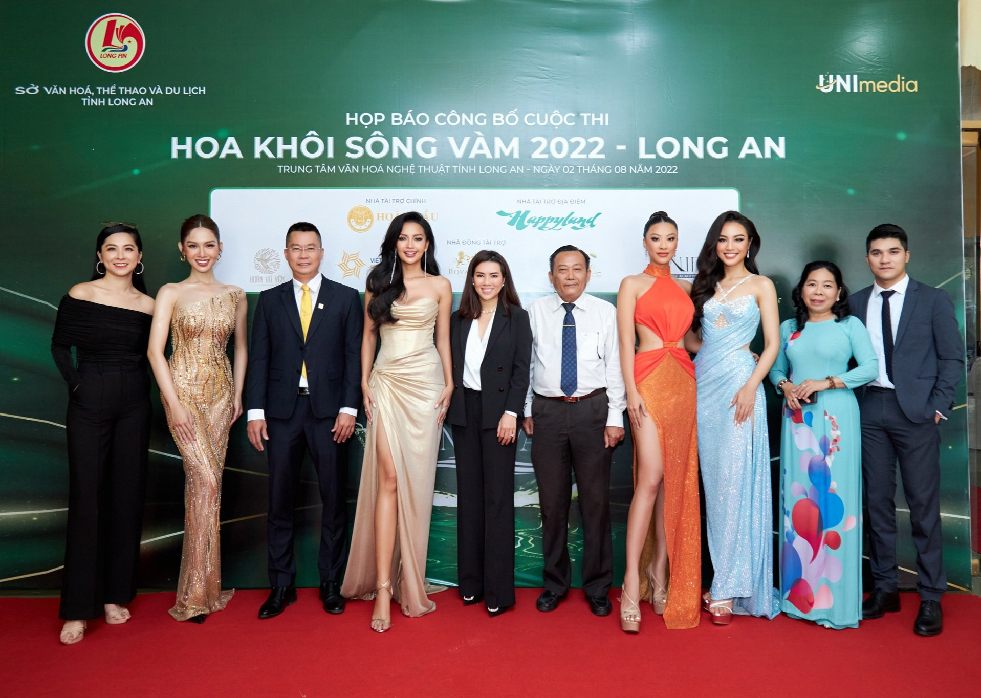 Ban tổ chức, ban giám khảo cuộc thi “Hoa khôi Sông Vàm 2022” chụp hình lưu niệm.