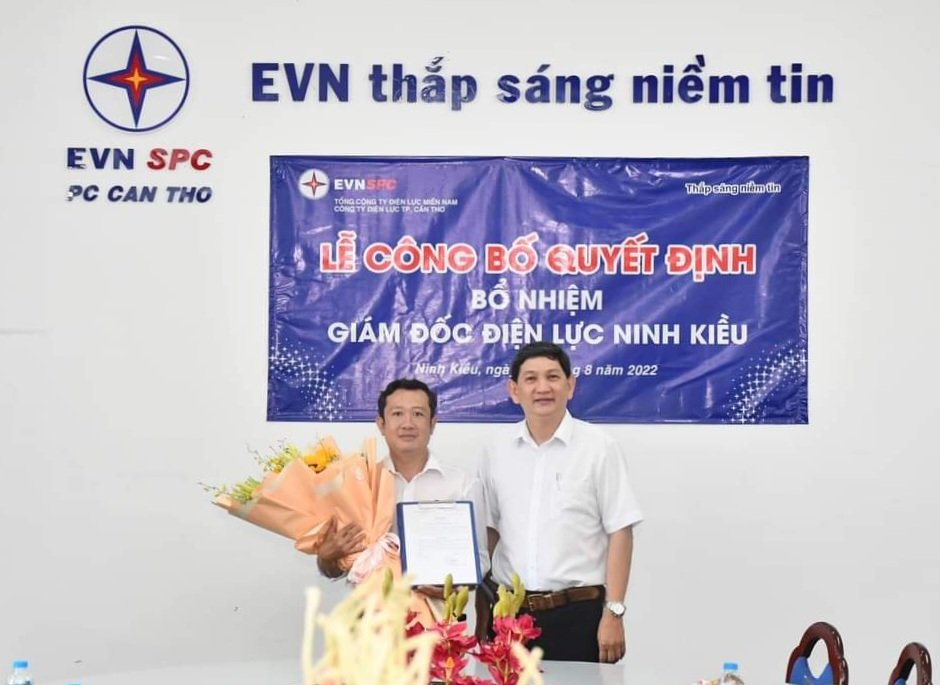 Ông Trần Vĩ Đức - Phó Giám đốc Công ty Điện lực TP. Cần Thơ, Phó Bí thư Đảng ủy trao Quyết định và tặng hoa chúc mừng ông Nguyễn Hoài Nam.