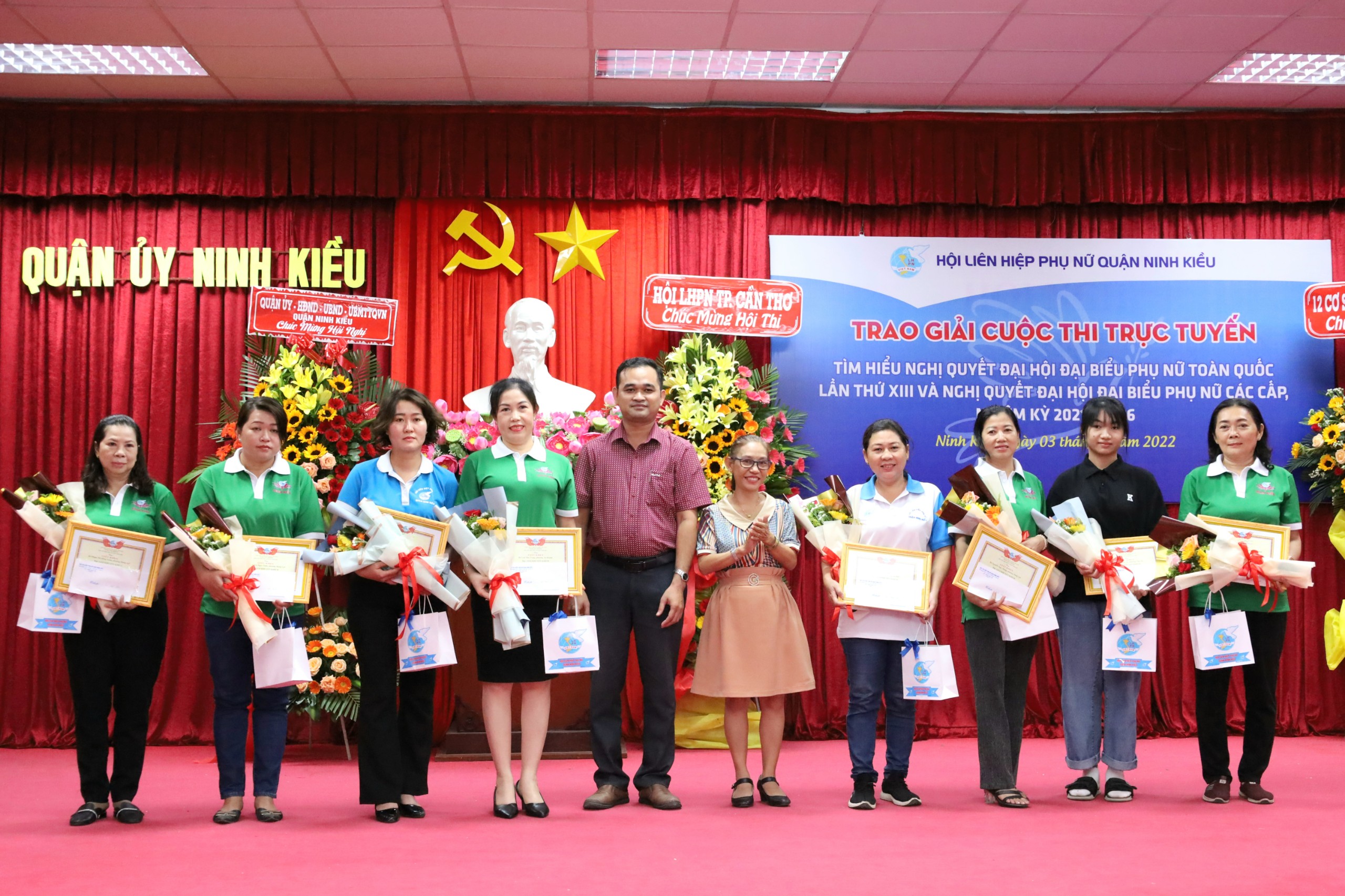 Ông Lê Văn Hùng - UV Thường trực Ủy ban MTTQVN quận Ninh Kiều và bà Trần Thị Đoan Trang – Trưởng phòng Dân tộc quận Ninh Kiều trao giải cho các cá nhân đạt giải khuyến khích hội thi.
