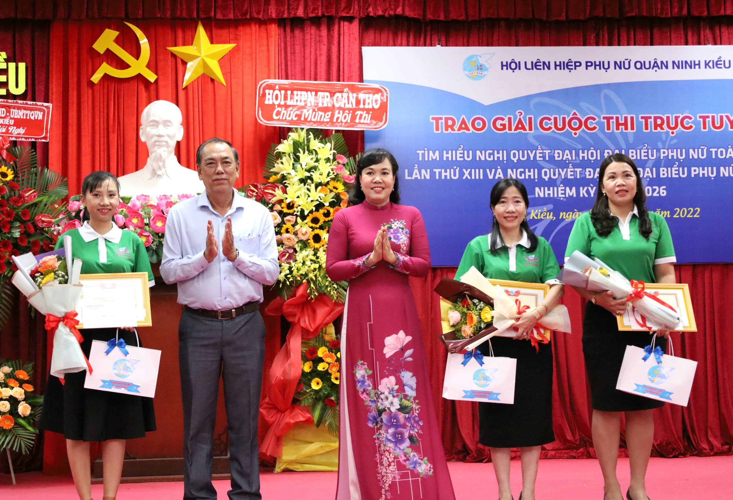 Bà Võ Kim Thoa - Chủ tịch Hội LHPN TP. Cần Thơ và ông Lâm Trọng Thắng – Trưởng Ban Tuyên giáo Quận ủy Ninh Kiều trao giải cho các tập thể xuất sắc hội thi.
