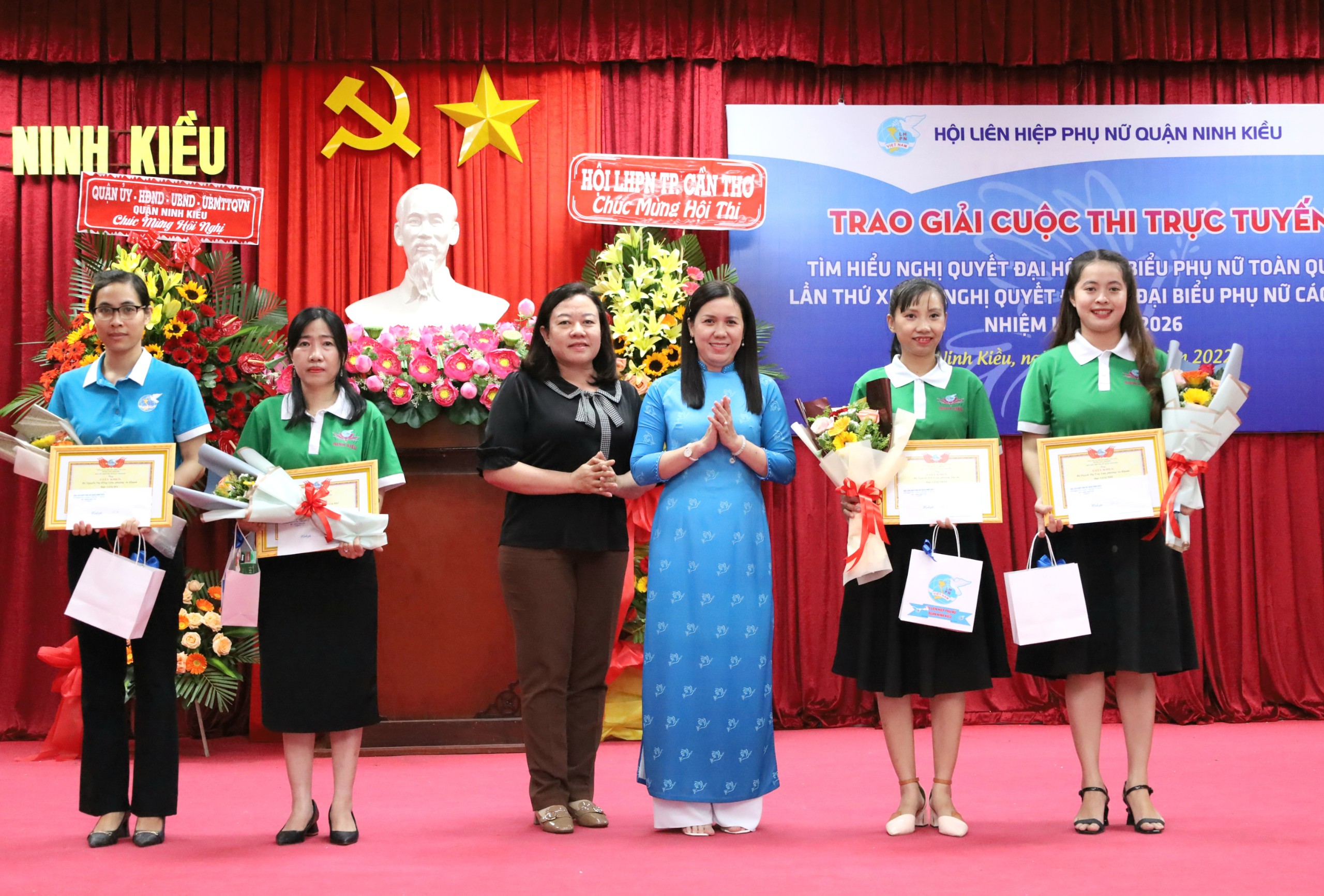 Bà Ngô Mỹ Linh - Phó trưởng Ban Dân vận Quận uỷ Ninh Kiều và bà Nguyễn Thị Hồng Nga - Chủ tịch Hội LHPN quận Ninh Kiều trao giải cho các cá nhân xuất sắc nhất hội thi.