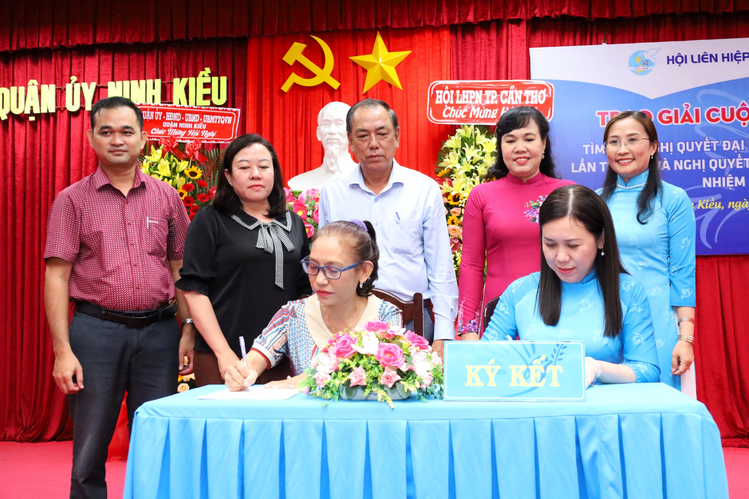 Bà Nguyễn Thị Hồng Nga - Chủ tịch Hội LHPN quận Ninh Kiều và bà Trần Thị Đoan Trang – Trưởng phòng Dân tộc quận Ninh Kiều ký kết chương trình phối hợp công tác giai đoạn 2021 – 2025.