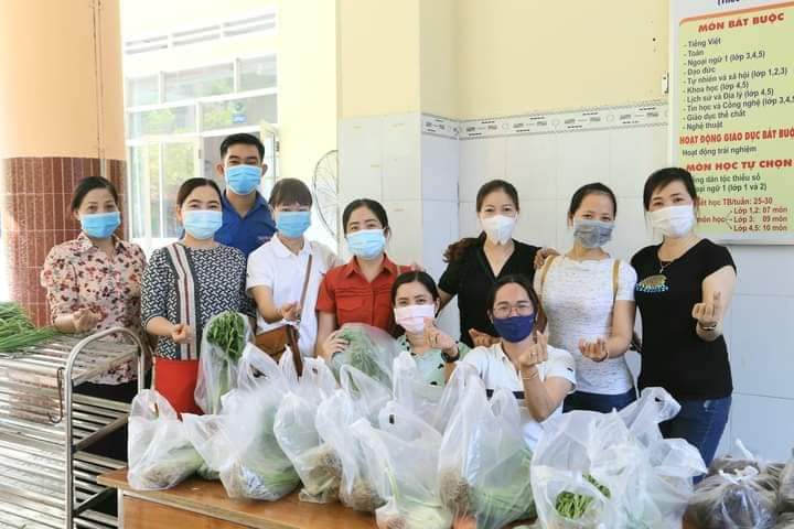 Trong thời điểm dịch bệnh COVID-19 tập thể giáo viên Trường TH Ngô Quyền, quận Ninh Kiều, TP. Cần Thơ đã tổ chức 'Chợ 0 đồng' hỗ trợ hàng ngàn phần quà cho người lao động có hoàn cảnh khó khăn.