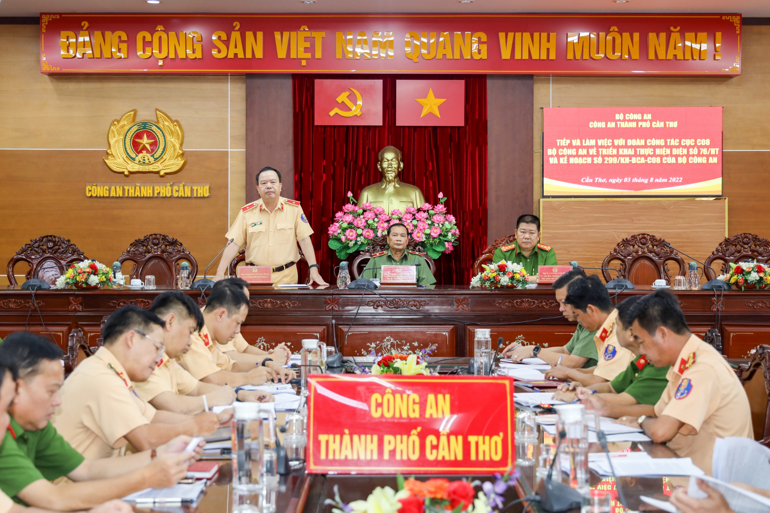 Thiếu tướng Nguyễn Văn Trung - Cục trưởng Cục Cảnh sát giao thông phát biểu chỉ đạo tại buổi làm việc.