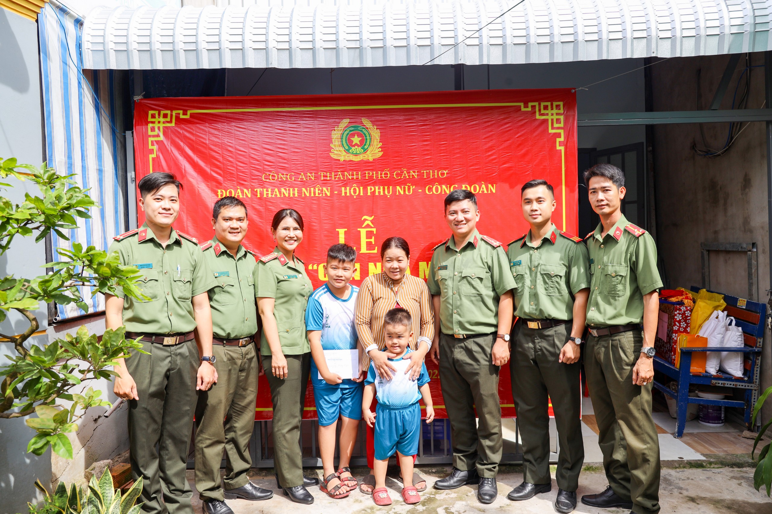 Đoàn Thanh niên Công an TP. Cần Thơ và Chi đoàn Phòng Công tác đảng và công tác chính trị - Đơn vị nhận bảo trợ cho 2 cháu Trí và Thiện theo mô hình “Tình thương cho em - Hậu COVID”.