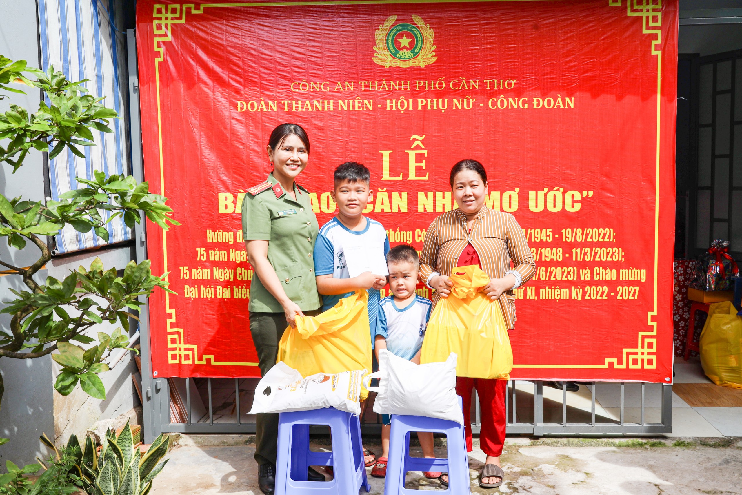 Thượng tá Võ Thị Hồng Tiến trao học bổng và quà cho cháu Huỳnh Trí Thiện đã đạt thành tích “Học sinh xuất sắc năm học 2021-2022”.