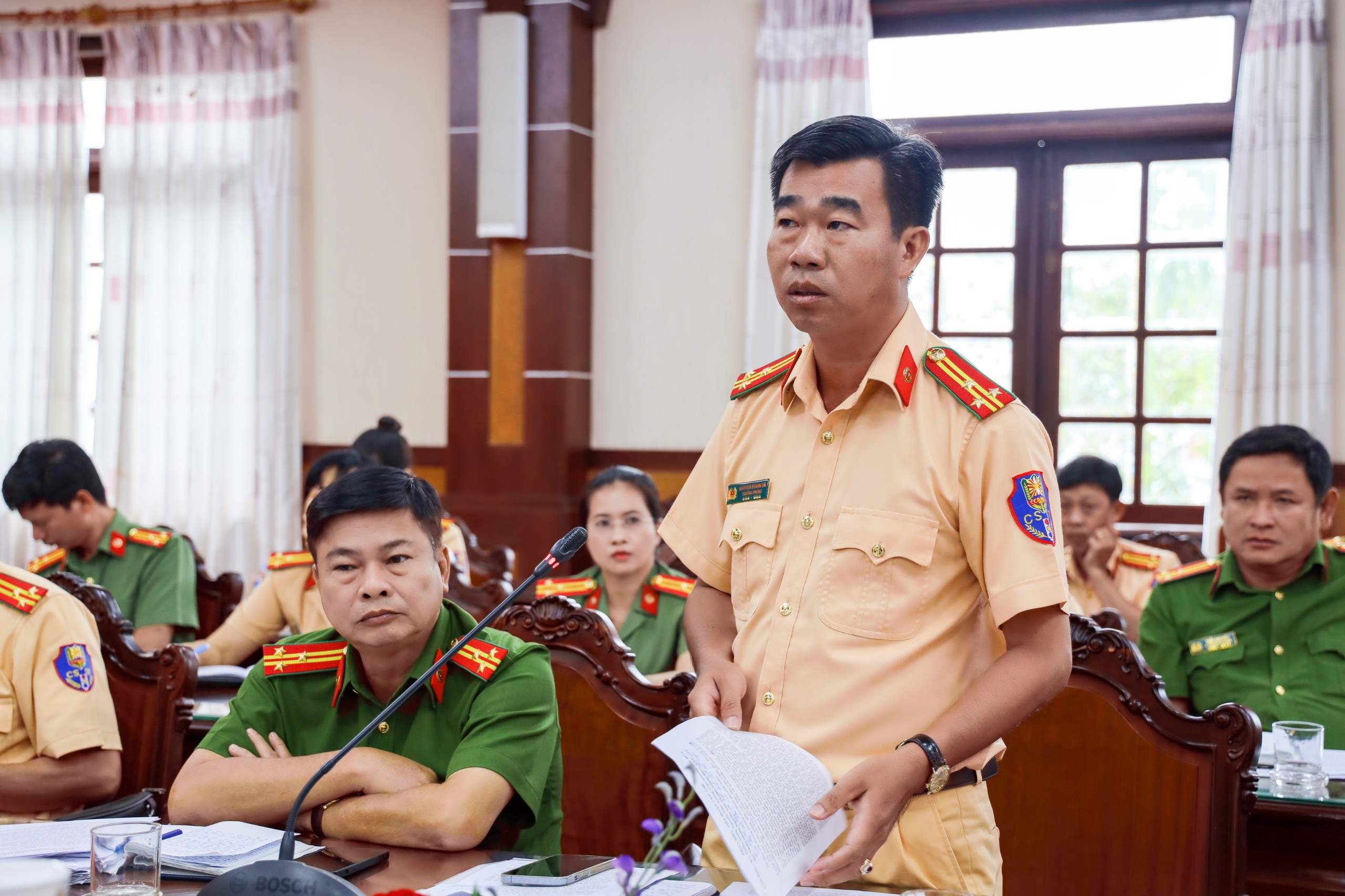 Thượng tá Nguyễn Hoàng Sa báo cáo kết quả một tháng ra quân thực hiện cao điểm kiểm tra, xử lý các hành vi vi phạm trật tự, an toàn giao thông trong buổi làm việc với Cục Cảnh sát giao thông, Bộ Công an.