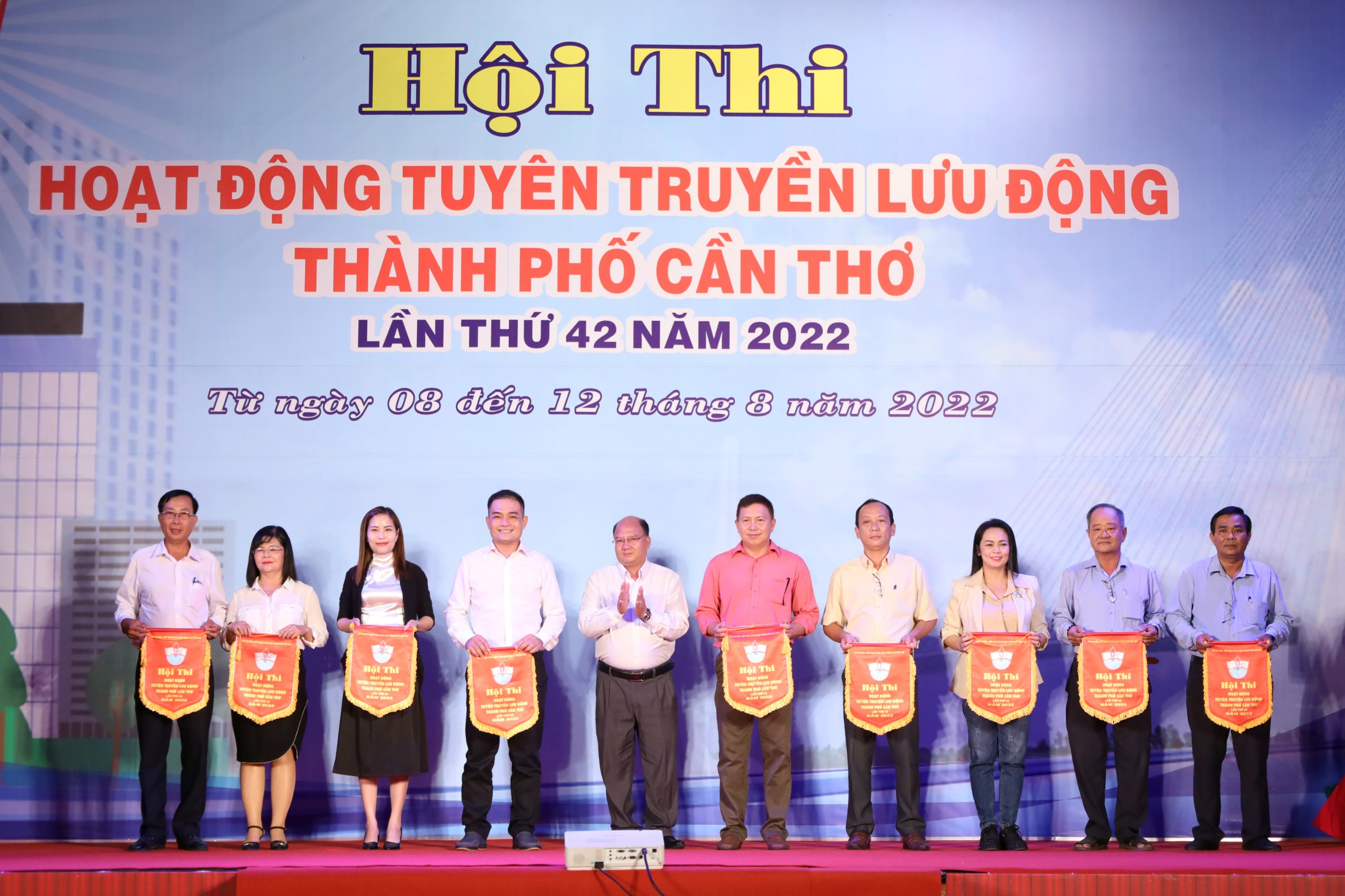 Ông Phan Văn Thép - Phó trưởng Ban Tuyên giáo Thành ủy Cần Thơ, Phó ban tổ chức hội thi trao cờ lưu niệm cho các đơn vị tham gia hội thi.