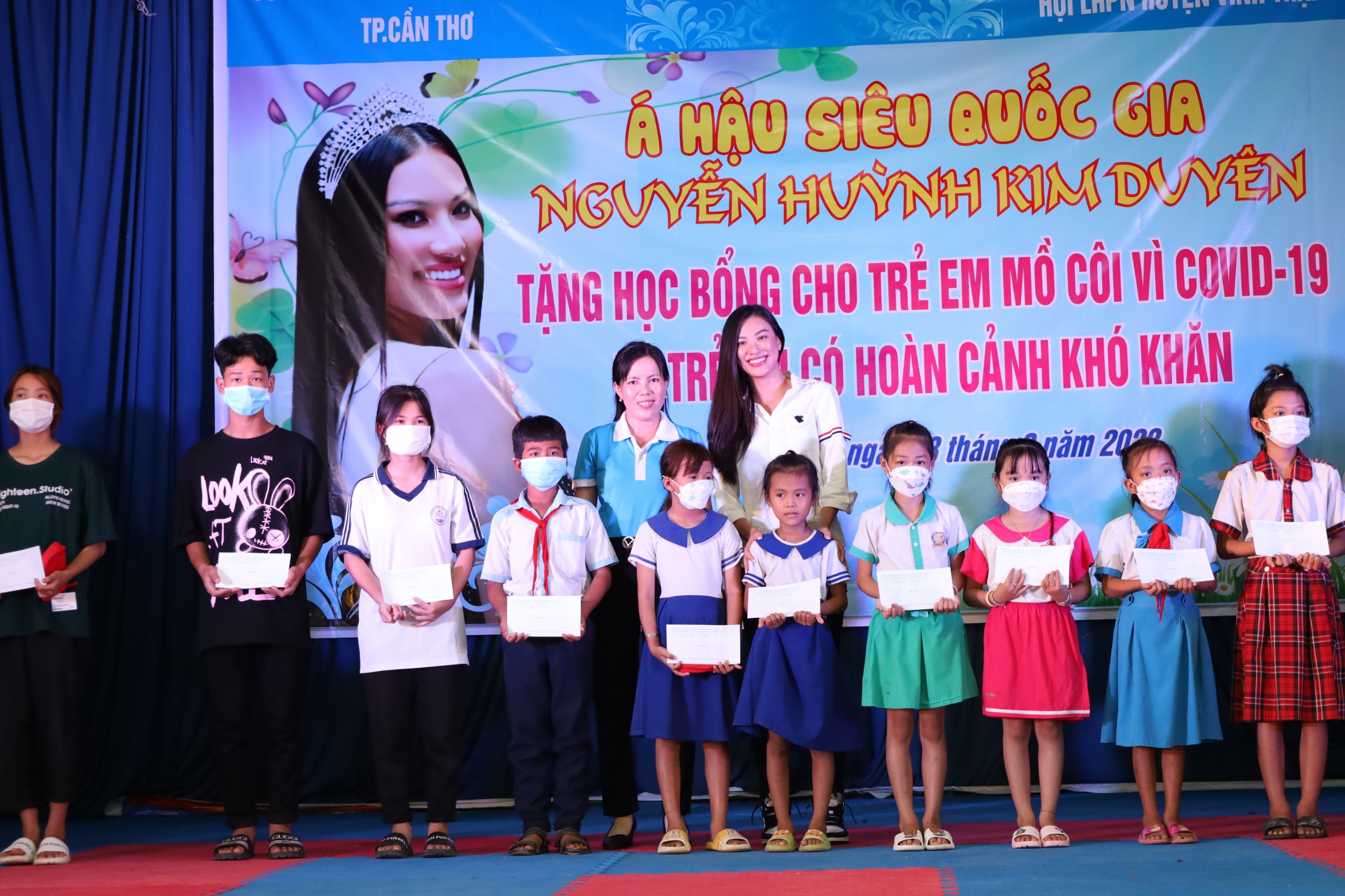 Á hậu siêu quốc gia Nguyễn Huỳnh Kim Duyên và bà Trần Thị Nguyệt Quế - Chủ tịch Hội LHPN huyện Vĩnh Thạnh trao tặng học bổng cho các em học sinh.
