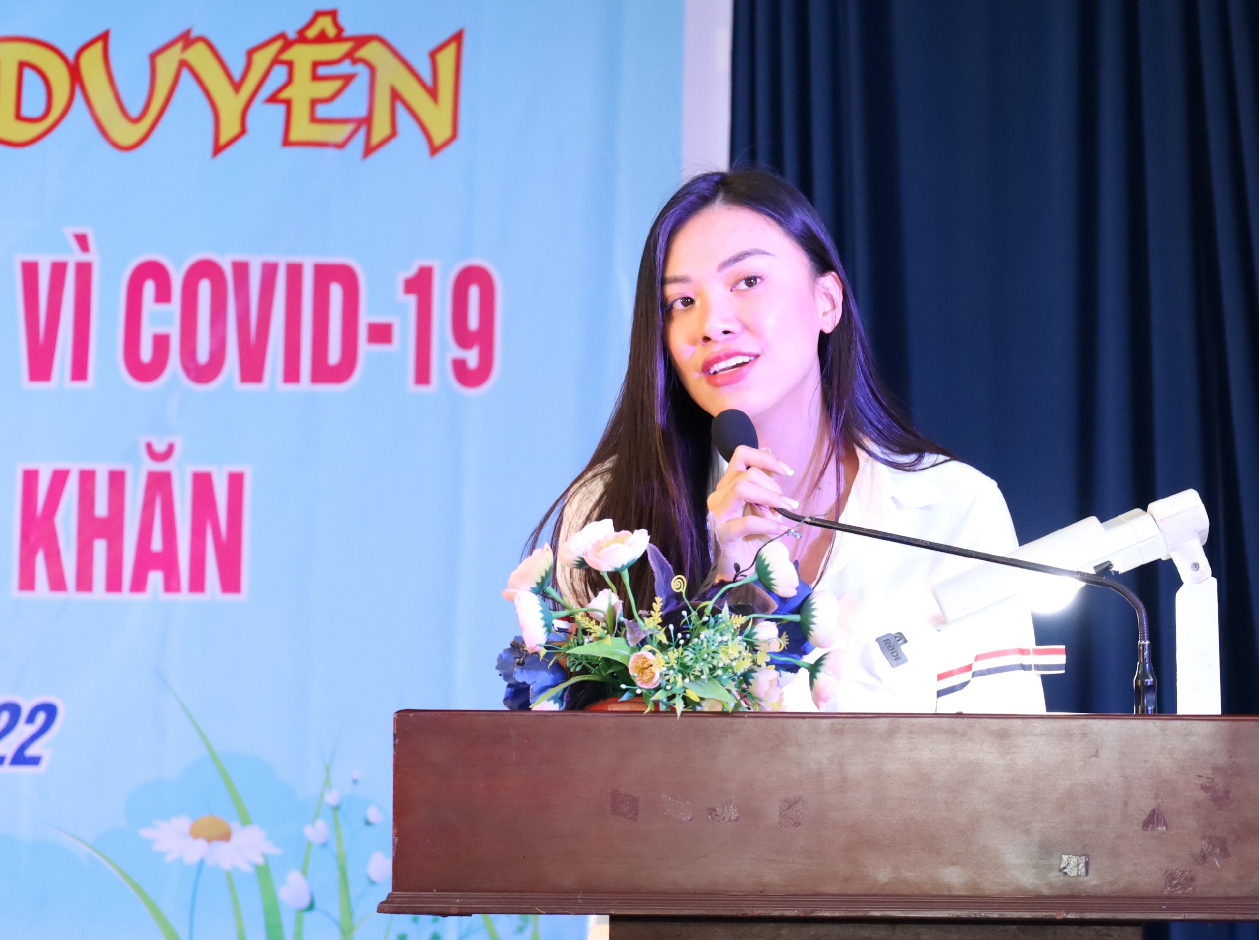 Á hậu siêu quốc gia Nguyễn Huỳnh Kim Duyên phát biểu tại chương trình trao tặng học bổng.