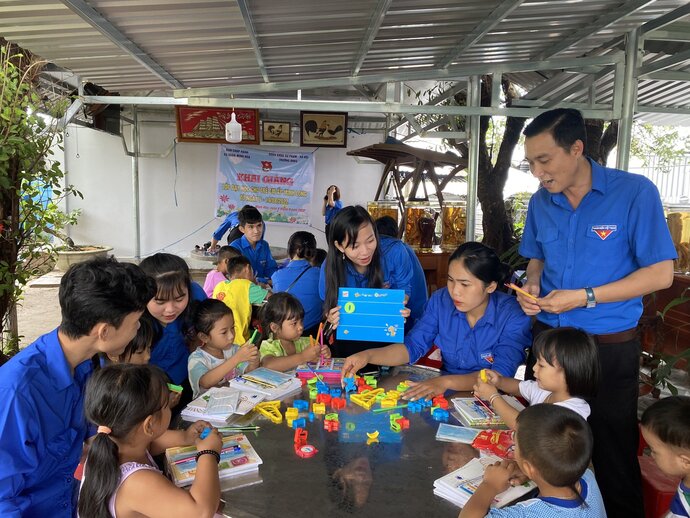 Đoàn viên, thanh niên Trường Đại học Kiên Giang dạy học cho các em học sinh có hoàn cảnh khó khăn.