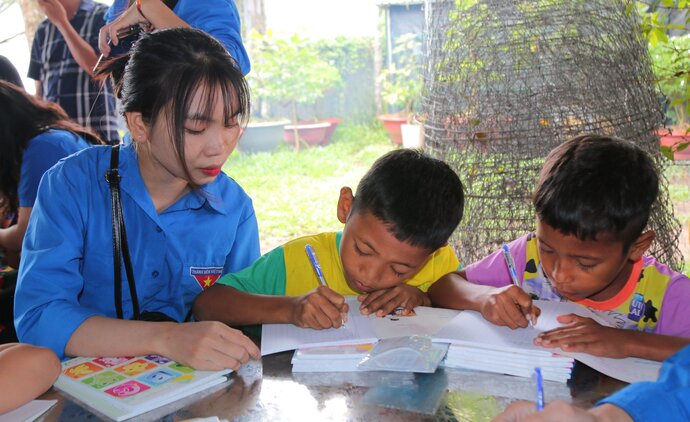 Nhiều bạn thanh niên tình nguyện thuộc khoa Sư phạm và Xã hội nhân văn, Trường Đại học Kiên Giang hăng say hướng dẫn ôn tập cho các em thiếu nhi.