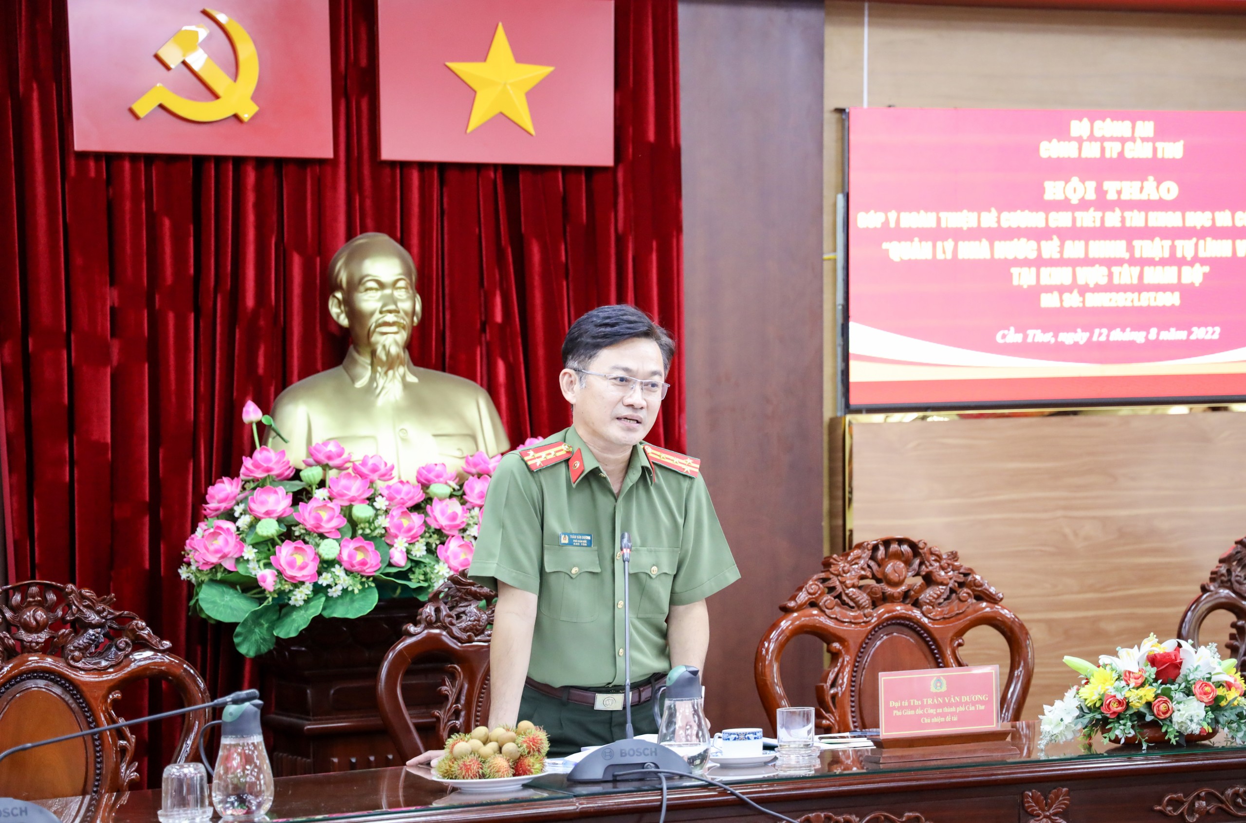 Đại tá Trần Văn Dương - Phó Bí thư Đảng ủy, Phó Giám đốc Công an TP. Cần Thơ phát biểu ý kiến tại Hội thảo.