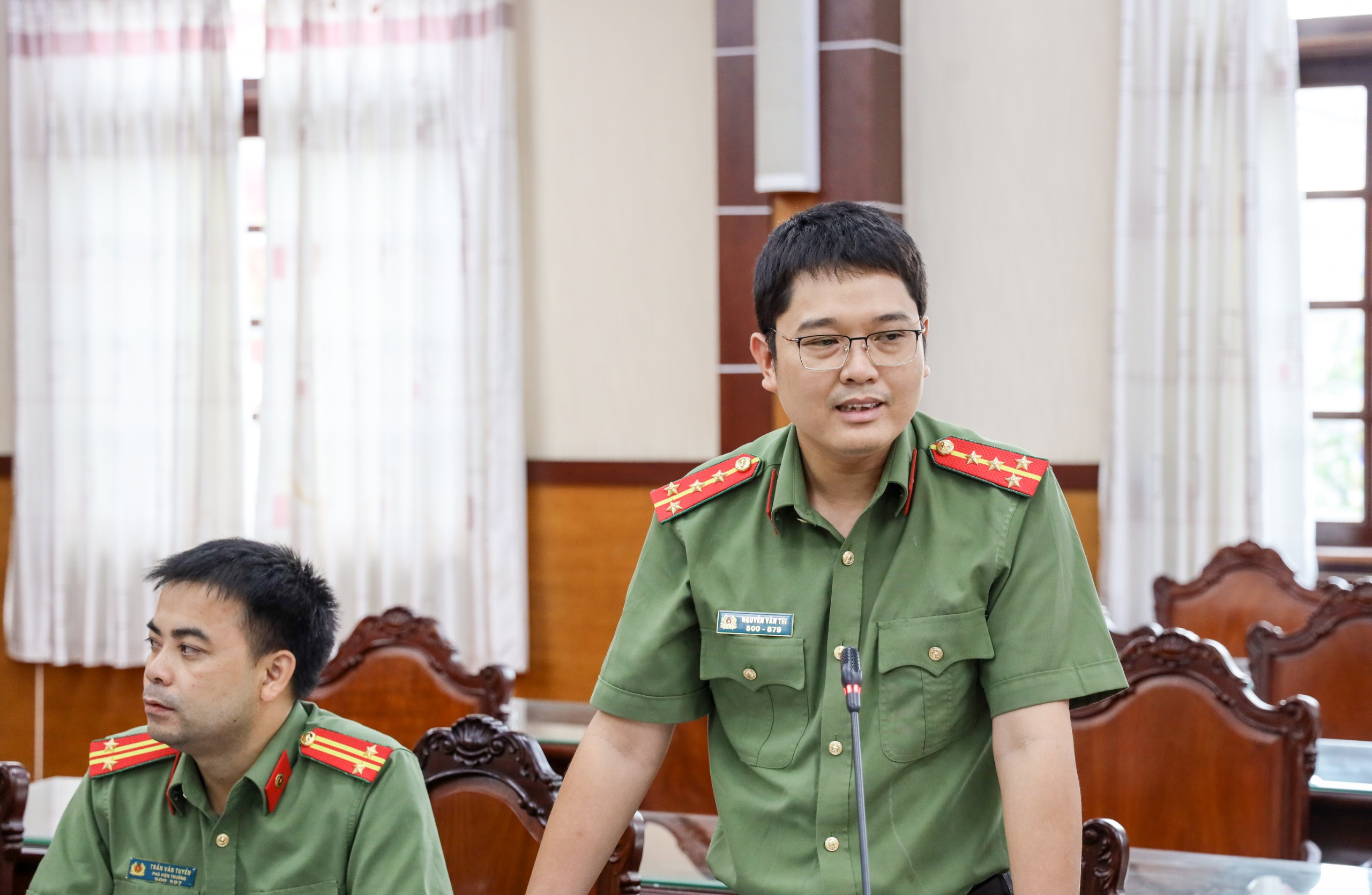 Đại úy Nguyễn Văn Thi, thành viên Ban chủ nhiệm đề tài đóng góp ý kiến bổ sung, hoàn thiện bản thảo đề tài.