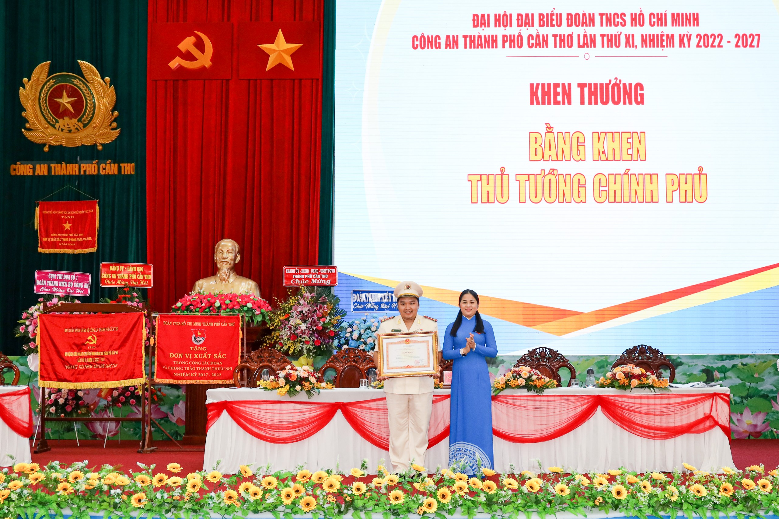Đồng chí Lư Thị Ngọc Anh trao Bằng khen của Thủ tướng Chính phủ cho đồng chí Nguyễn Tứ Thiên đã có thành tích xuất sắc trong công tác phòng, chống dịch COVID-19.
