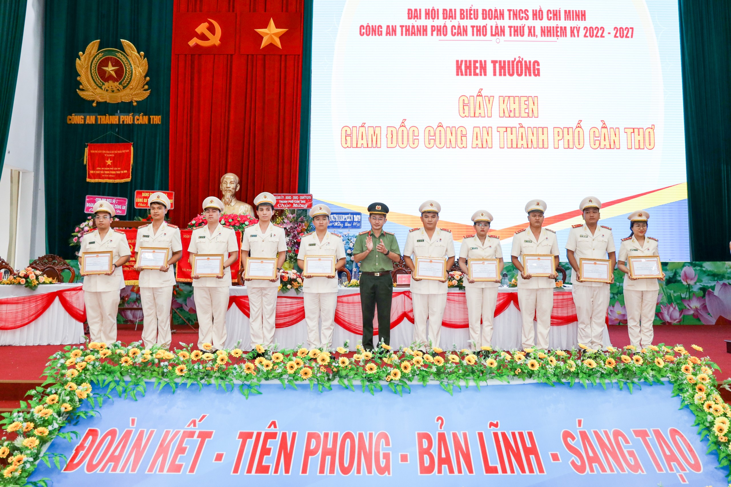 Đại tá Trần Văn Dương trao Giấy khen của Giám đốc Công an thành phố cho các tập thể đã có thành tích xuất sắc trong công tác Đoàn và phong trào thanh niên, nhiệm kỳ 2017-2022