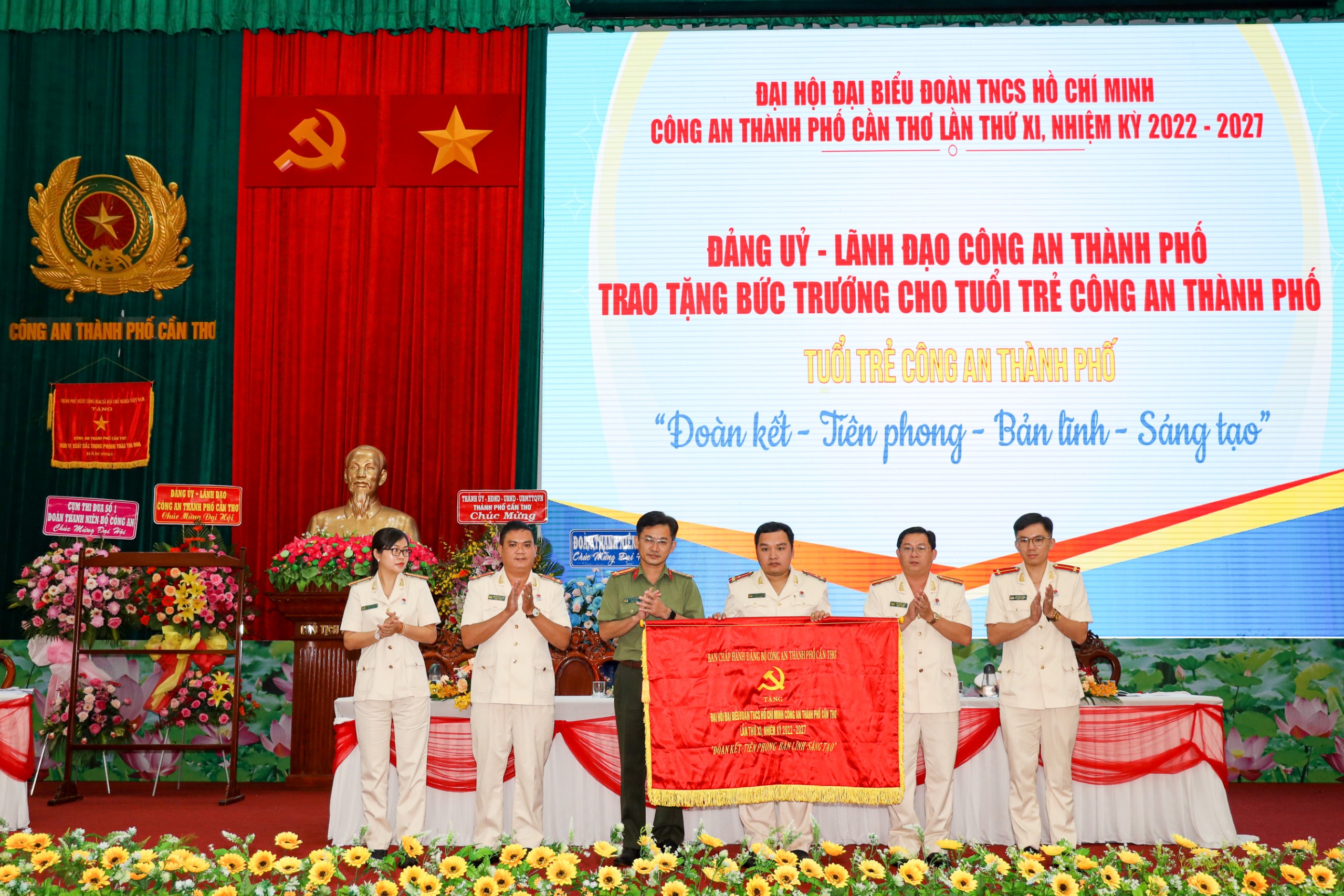 Thay mặt đảng ủy, lãnh đạo Công an thành phố, Đại tá Trần Văn Dương trao tặng bức trướng cho Đoàn Thanh niên Công an thành phố.