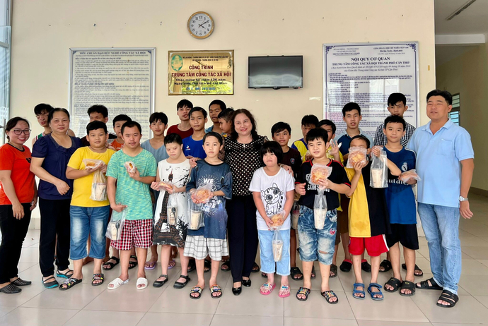 Chị Xuân Mai vui đùa với các cháu tại Nhà nuôi dưỡng trẻ em nhiễm Dioxin thành phố Cần Thơ.