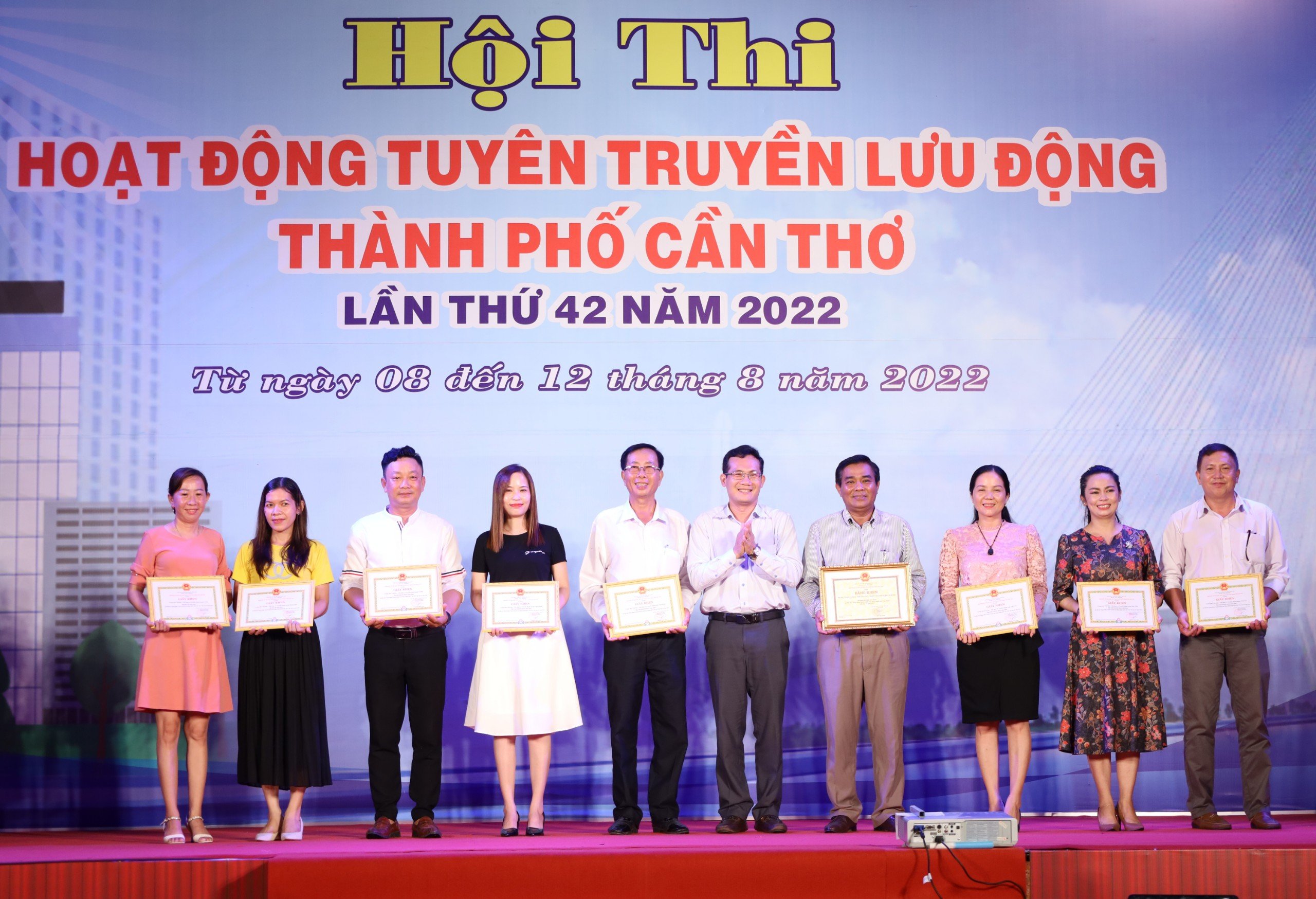 Ông Nguyễn Minh Tuấn - Phó Giám đốc phụ trách Sở Văn hóa, Thể thao và Du lịch TP. Cần Thơ trao giải cho các đơn vị đạt giải toàn đoàn.
