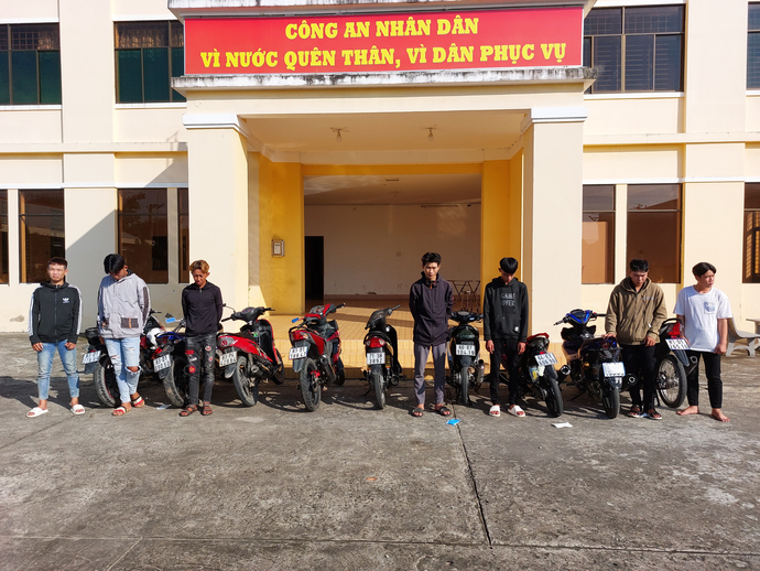 Các đối tượng trực tiếp đua xe bị tóm tại cơ quan Công an tỉnh Sóc Trăng.