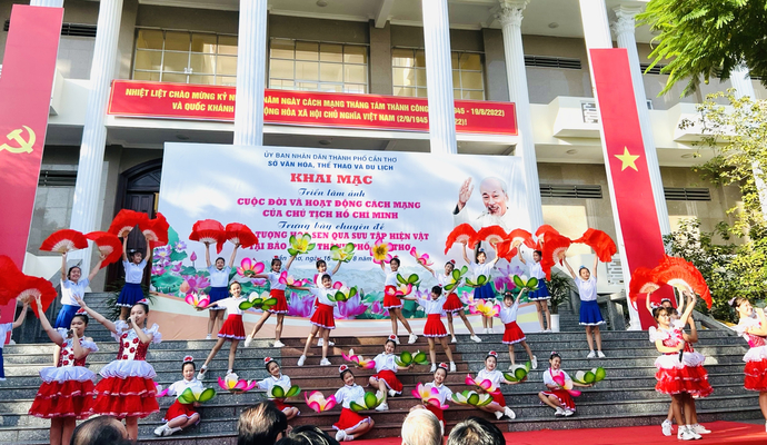 Khai mạc triển lãm ảnh “Cuộc đời và hoạt động cách mạng của Chủ tịch Hồ Chí Minh” và trưng bày chuyên đề “Hình tượng hoa Sen qua sưu tập hiện vật tại Bảo tàng thành phố Cần Thơ” tại Bảo tàng TP. Cần Thơ.