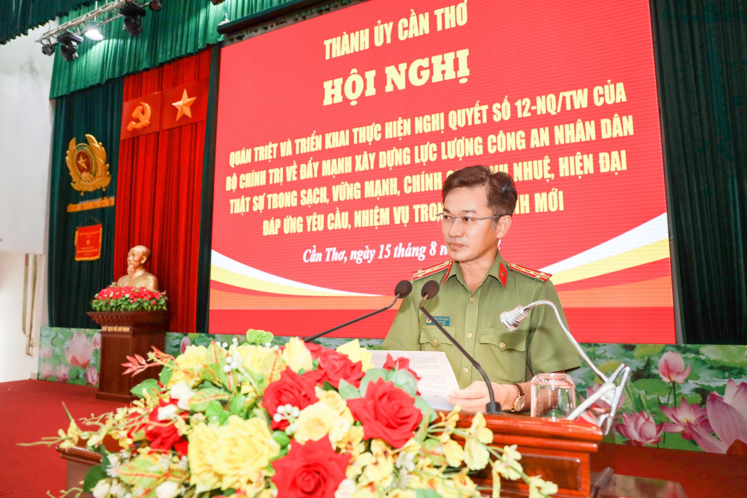 Đại tá Trần Văn Dương - UV BCH Đảng bộ thành phố, Phó Bí thư Đảng ủy, Phó Giám đốc Công an TP. Cần Thơ triển khai Nghị quyết 12 của Bộ Chính trị.