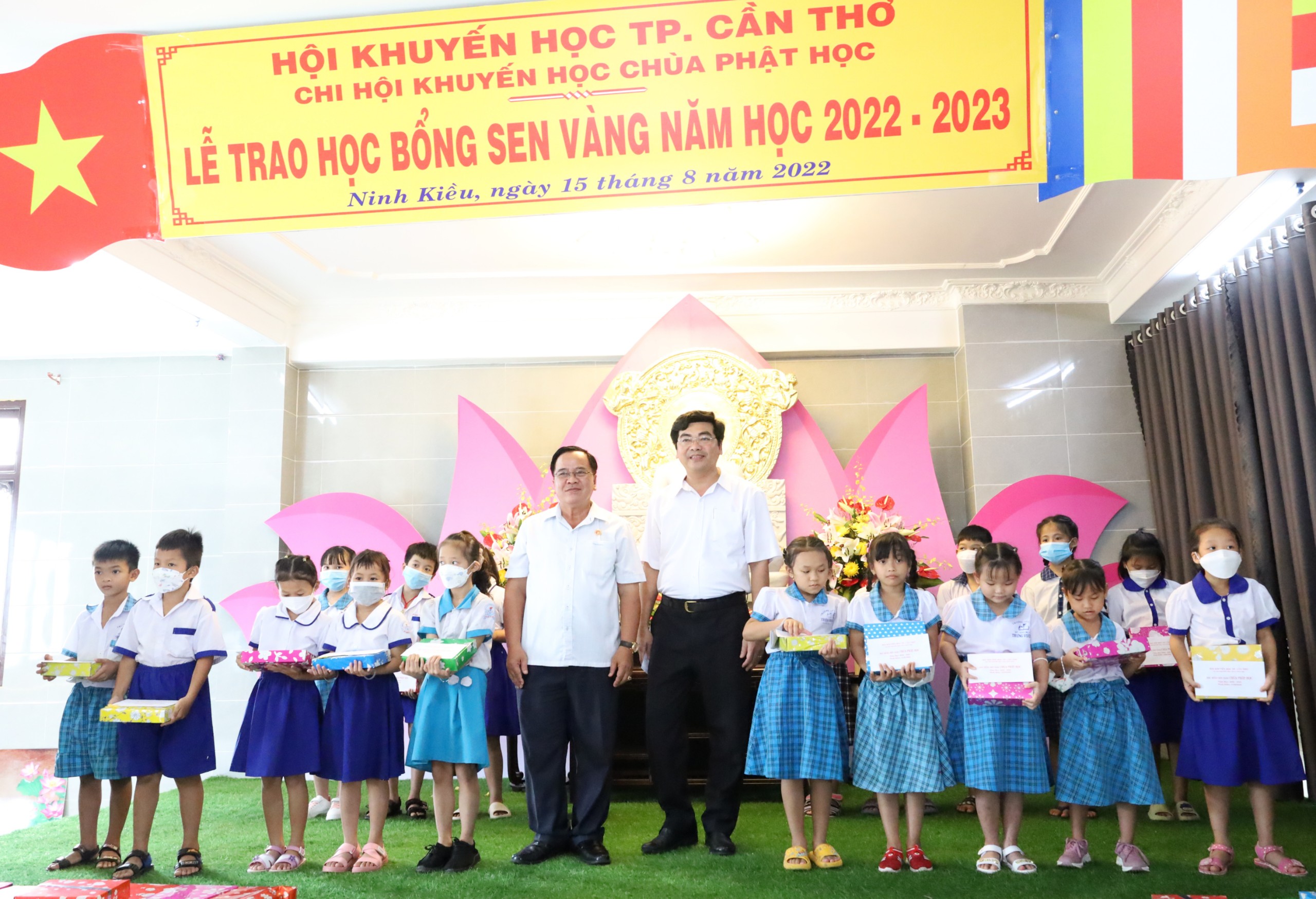 Ông Trần Thanh Bình - Giám đốc Sở Giáo dục TP. Cần Thơ và Ông Nguyễn Thanh Xuân – Chủ tịch Hội Khuyến học TP. Cần Thơ trao tặng học bổng cho học sinh.