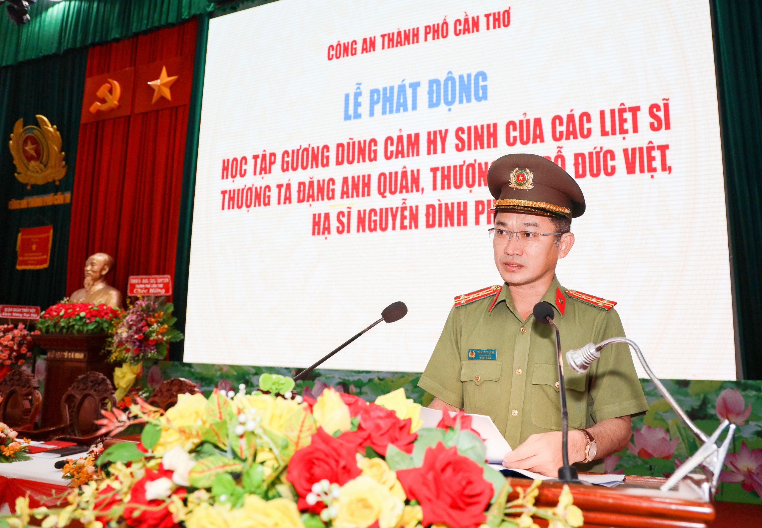 Đại tá Trần Văn Dương - Phó Giám đốc Công an TP. Cần Thơ phát biểu chỉ đạo tại buổi lễ.