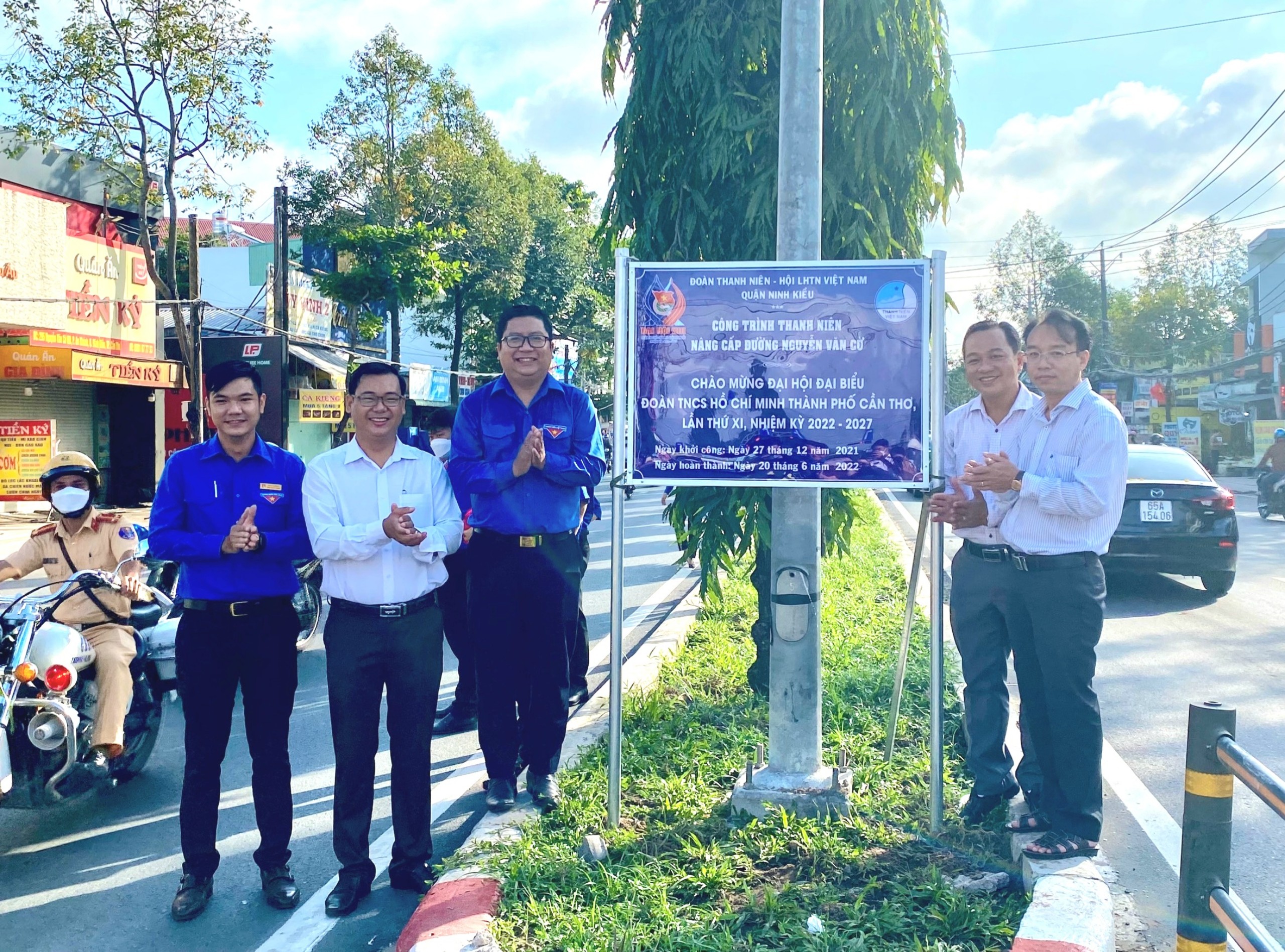 Lãnh đạo Thành đoàn, Ban Dân vận Quận ủy, Thường trực Ủy ban Nhân dân quận Ninh Kiều và các đại biểu tham gia nghi thức mở vải đỏ ra mắt công trình thanh niên Nâng cấp tuyến đường Nguyễn Văn Cừ.