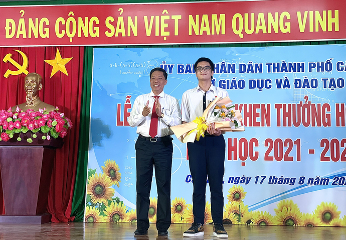 Ông Nguyễn Thực Hiện - Phó Chủ tịch UBND TP Cần Thơ tặng hoa chúc mừng em Đỗ Trọng Phước Nguyên.