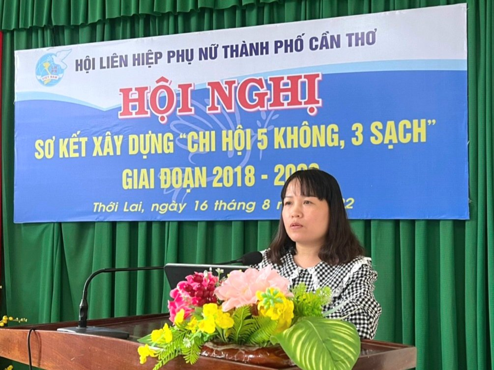 Bà Lê Thị Thúy Hằng - Phó Chủ tịch Hội LHPN TP. Cần Thơ phát biểu tại hội nghị.