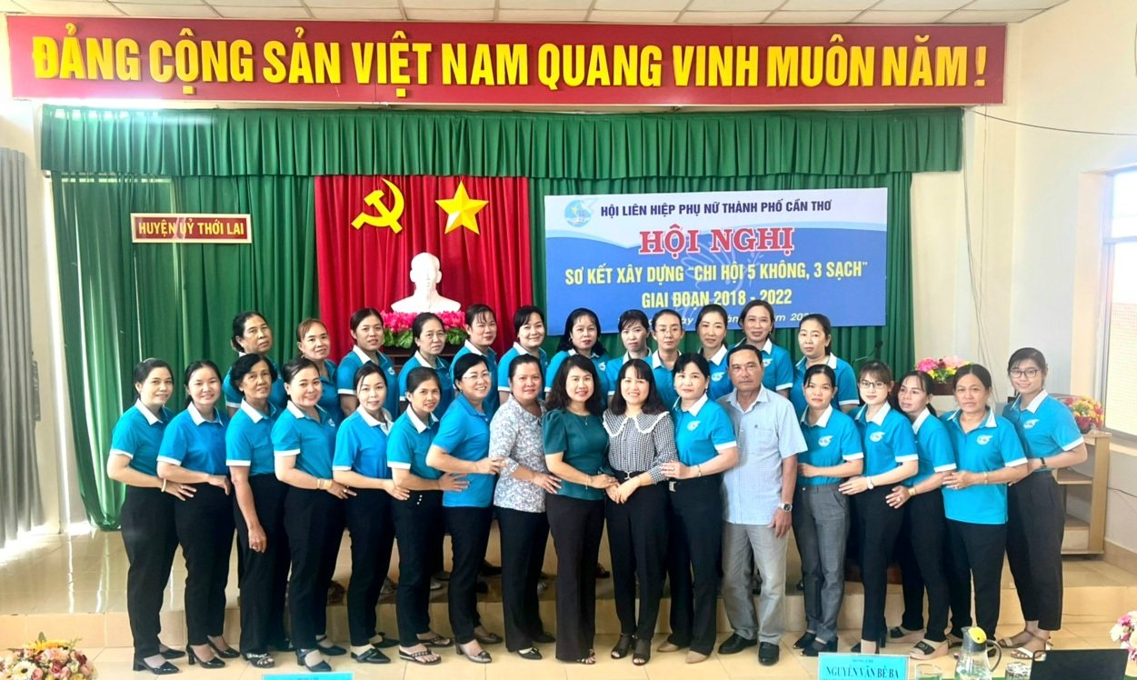 Các đại biểu tham dự hội nghị sơ kết chụp hình lưu niệm.