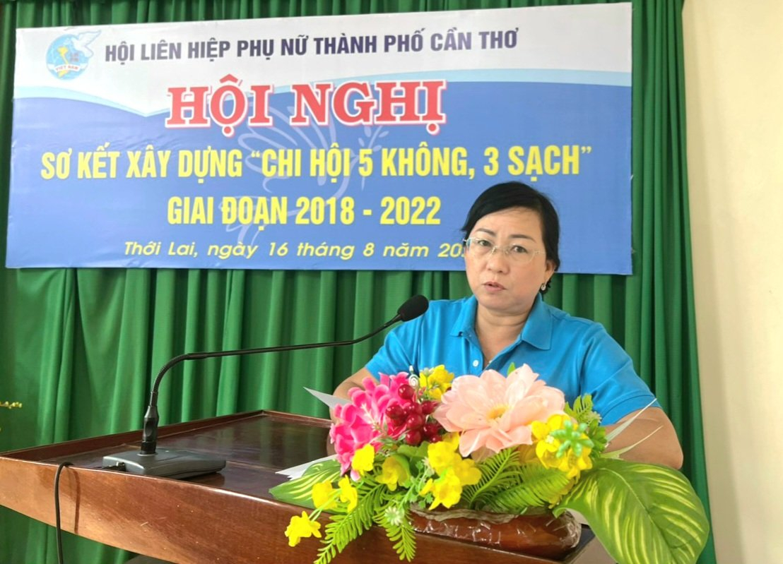 Bà Đặng Phạm Khánh Hòa - Trưởng ban Gia đình và Kinh tế - Hội LHPN TP. Cần Thơ đọc báo cáo sơ kết.
