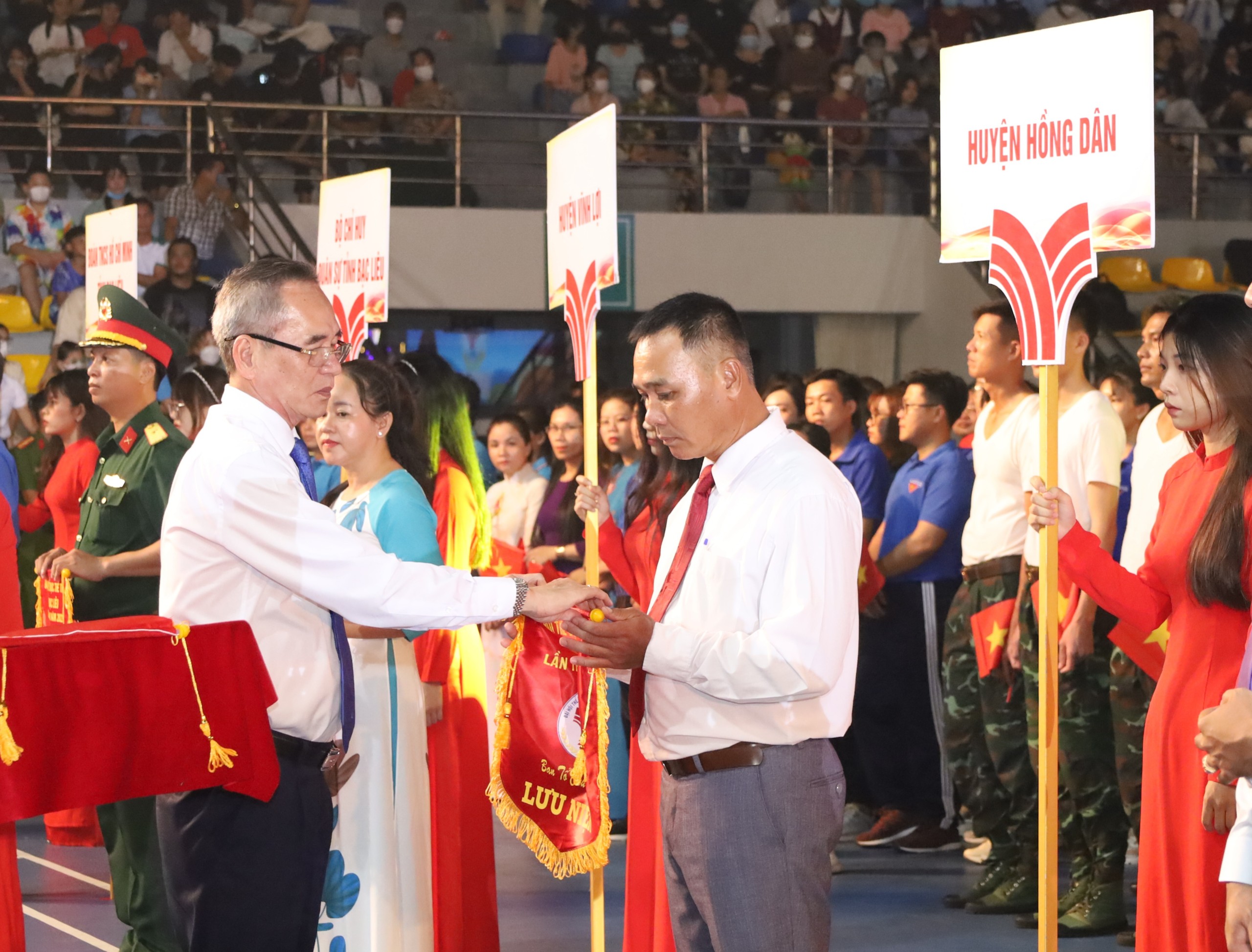 Ông Lữ Văn Hùng - Bí thư Tỉnh ủy Bạc Liêu tặng cờ lưu niệm cho các đơn vị tham gia đại hội.