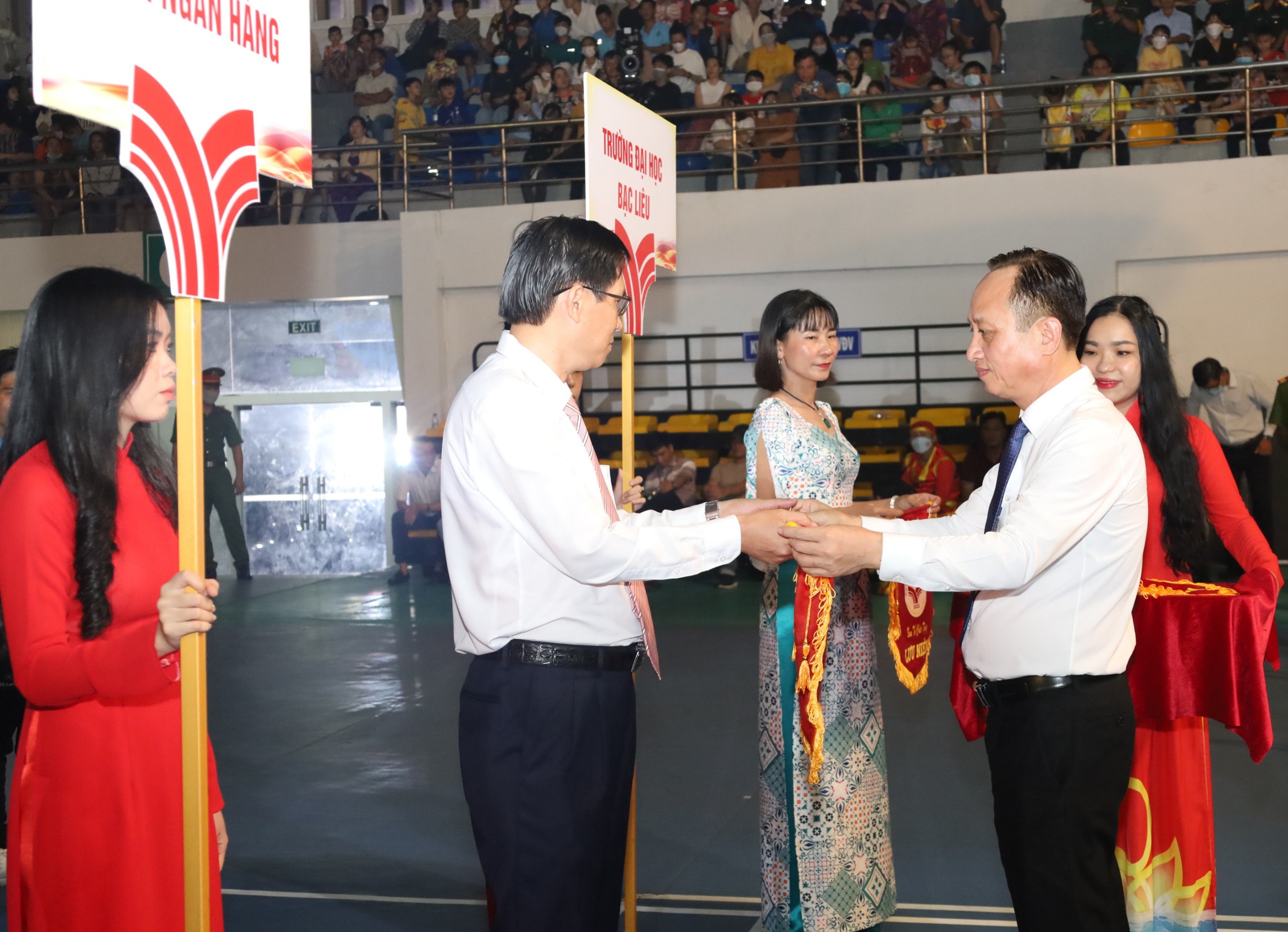 Ông Phạm Văn Thiều – Phó Bí thư Tỉnh ủy, Chủ tịch UBND tỉnh Bạc Liêu tặng cờ lưu niệm cho các đơn vị tham gia đại hội.