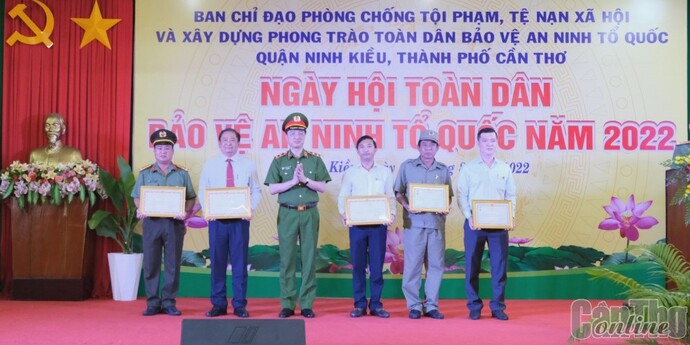 Thứ trưởng Bộ Công an Nguyễn Duy Ngọc trao Kỷ niệm chương Bảo vệ ANTQ và Bằng khen Bộ Công an cho các tập thể, cá nhân có thành tích xuất sắc trong phong trào. Ảnh KIỀU CHINH