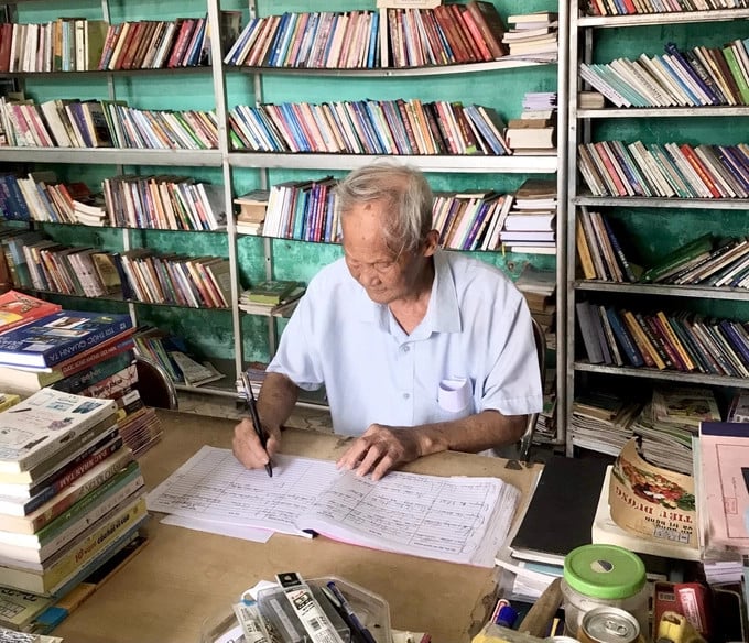Dù đã cao tuổi nhưng cụ Đào Quang Huy vẫn miệt mài với sự nghiệp truyền bá tri thức tới cộng đồng.