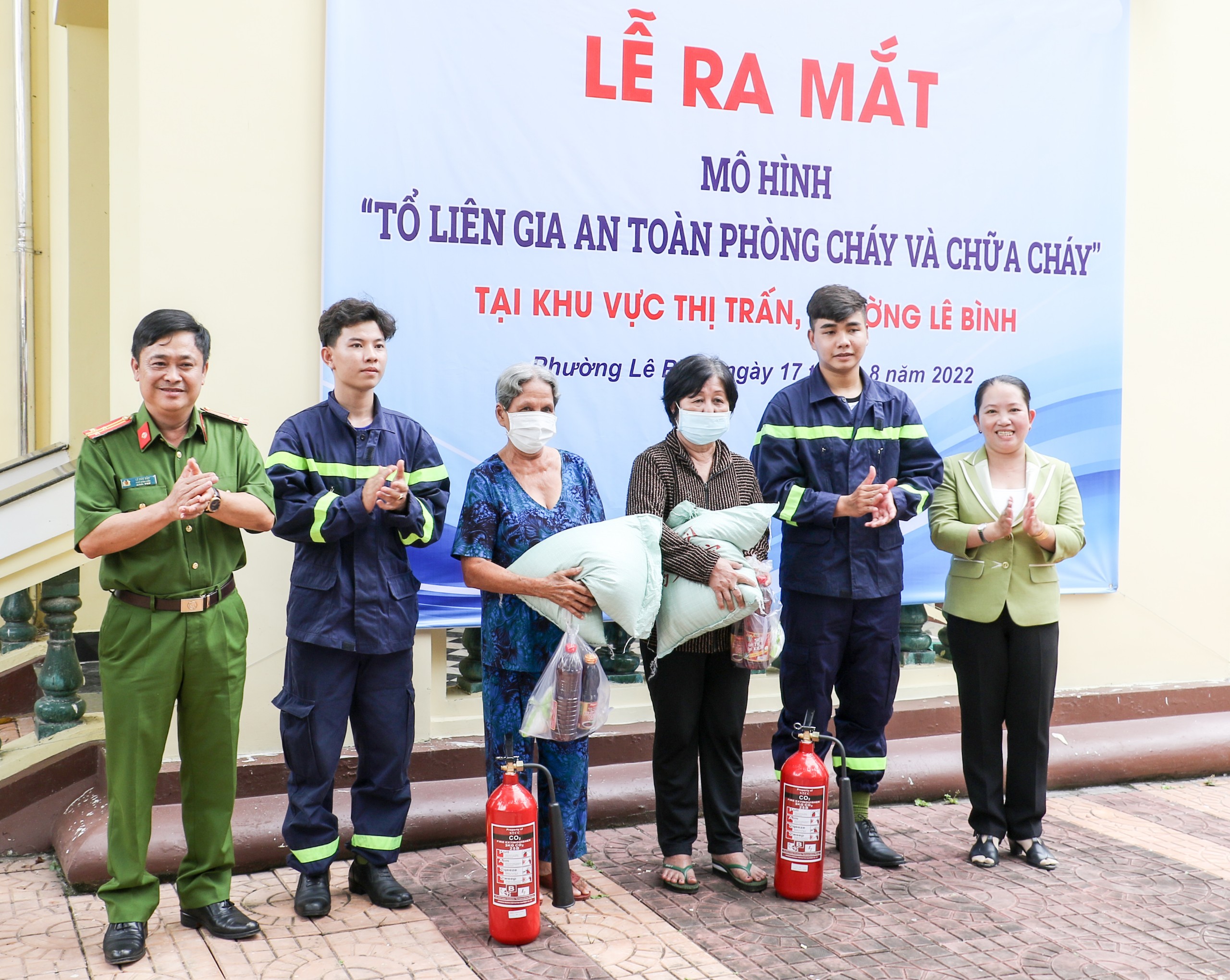 Thượng tá Lê Đức Bảy - Phó Giám đốc Công an thành phố cùng Bà Nguyễn Thị Kiều - Chủ tịch UBND phường Lê Bình tặng bình chữa cháy và các nhu yếu phẩm thiết yếu cho 02 hộ gia đình có hoàn cảnh khó khăn.