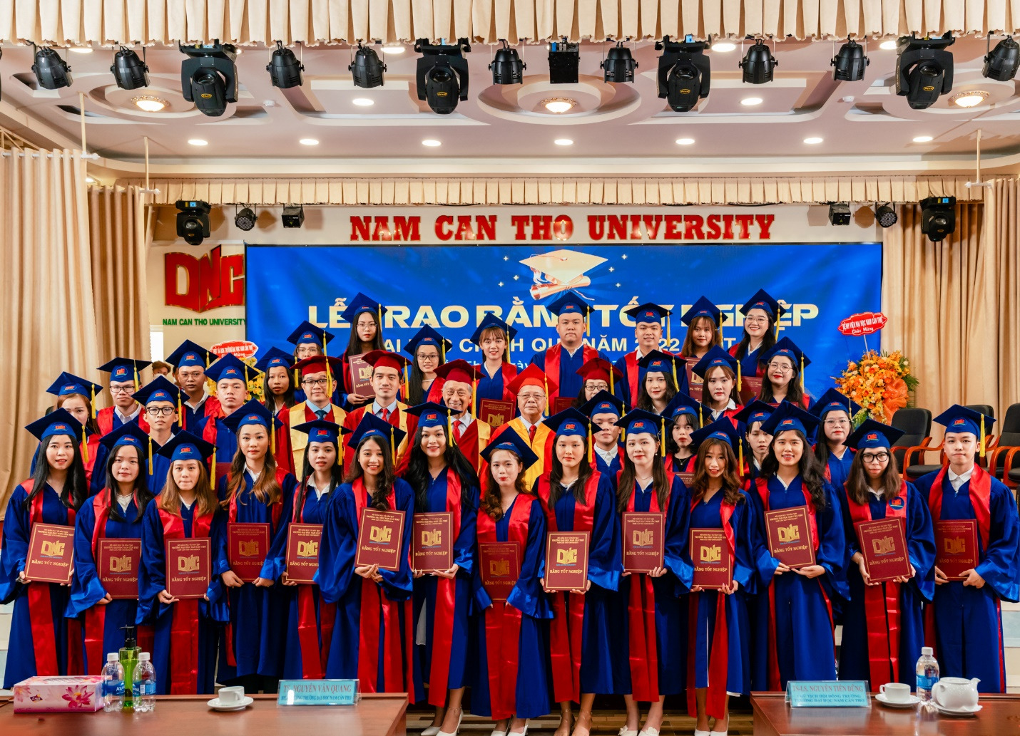 Lễ trao bằng tốt nghiệp tại Trường Đại học Nam Cần Thơ (DNC).
