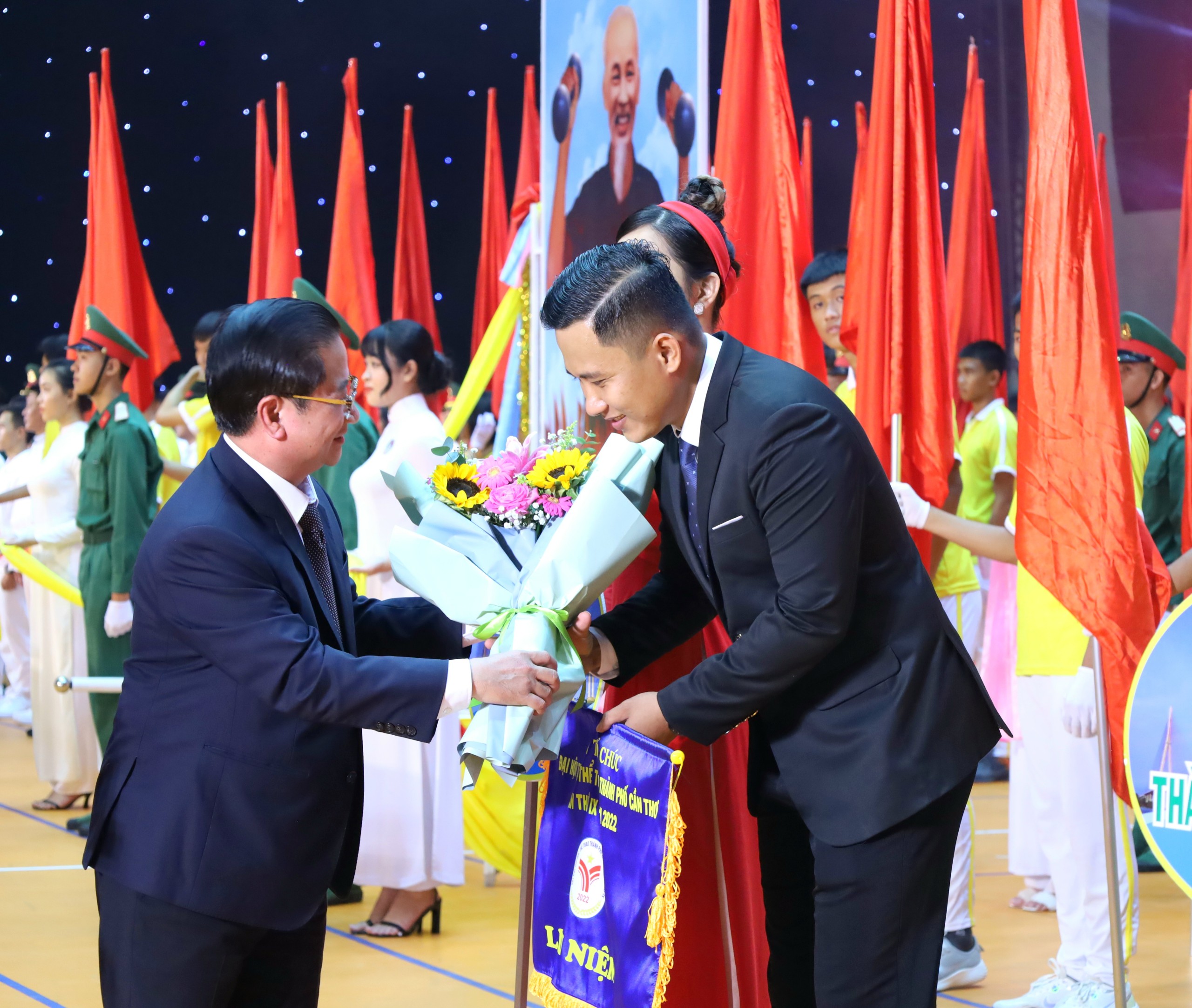 Ông Trần Việt Trường – Phó Bí thư Thành ủy, Chủ tịch UBND TP. Cần Thơ trao tặng cờ lưu niệm và hoa cho các đoàn tham dự đại hội.
