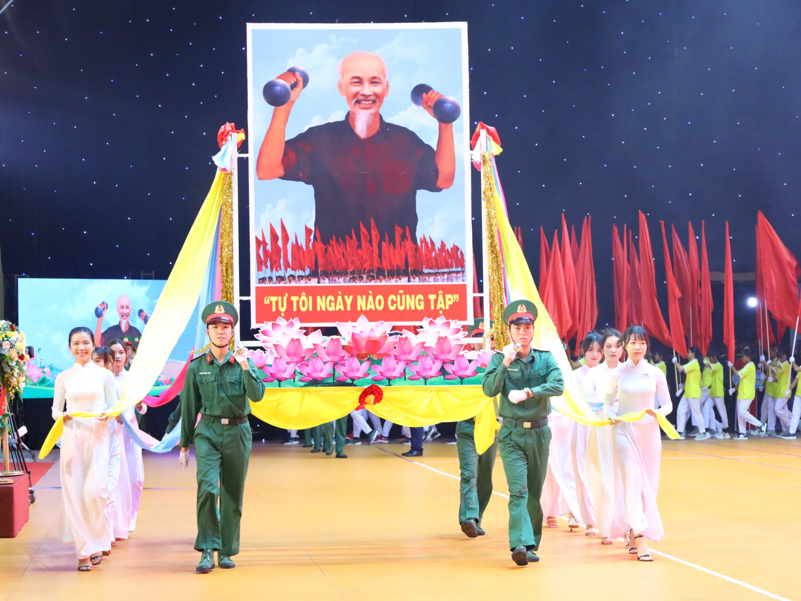 Thực hiện nghi thức rước ảnh Chủ tịch Hồ Chí Minh.