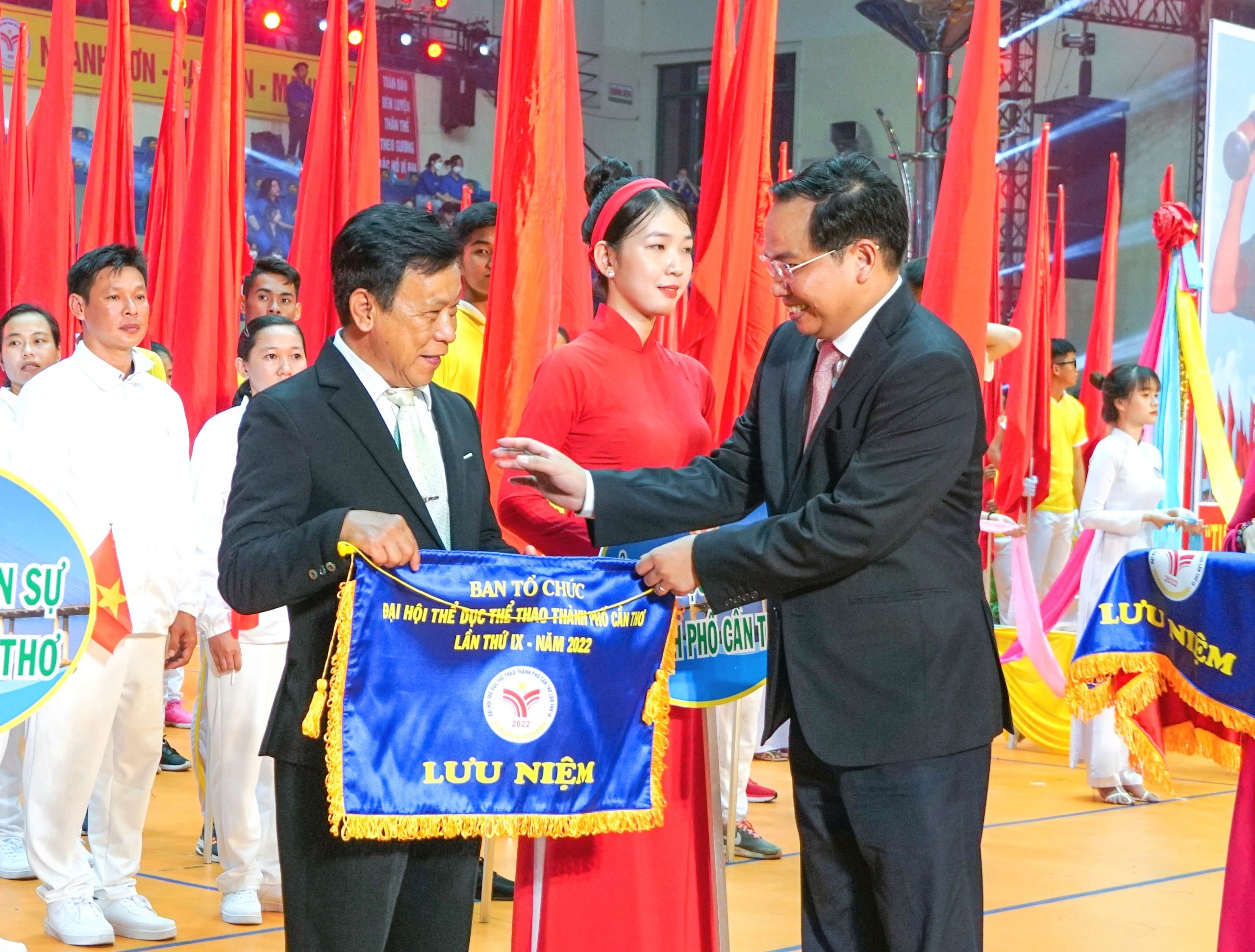 Ông Lê Quang Mạnh, Ủy viên Ban Chấp hành Trung ương Đảng, Bí thư Thành ủy Cần Thơ trao tặng cờ lưu niệm và hoa cho các đoàn tham dự đại hội.